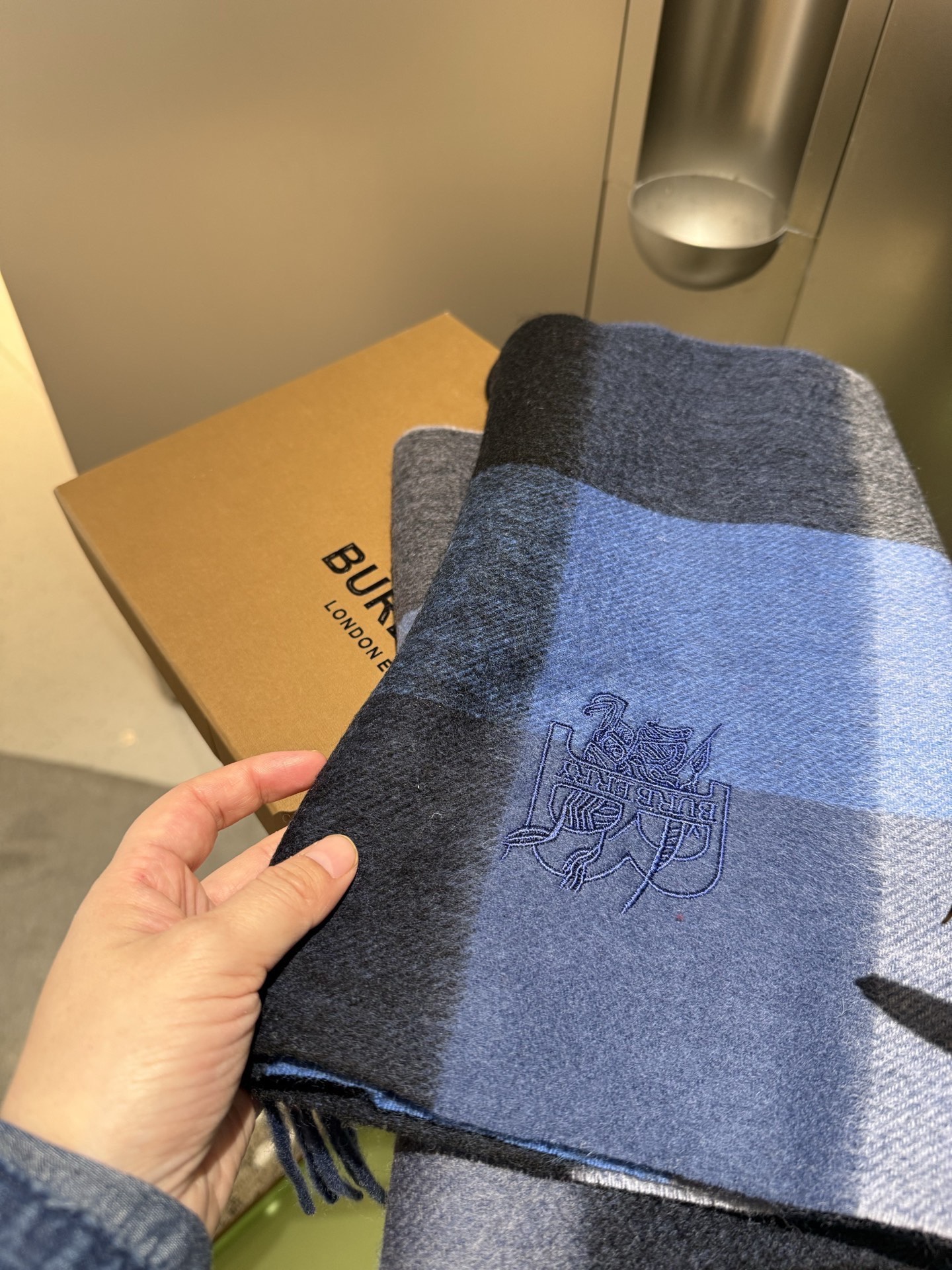 P巴宝莉【男女围巾】怒赞自留，难得的高端男款！家属福利！巴宝莉非常正的男士围巾~面料大爱，非常柔软细腻舒