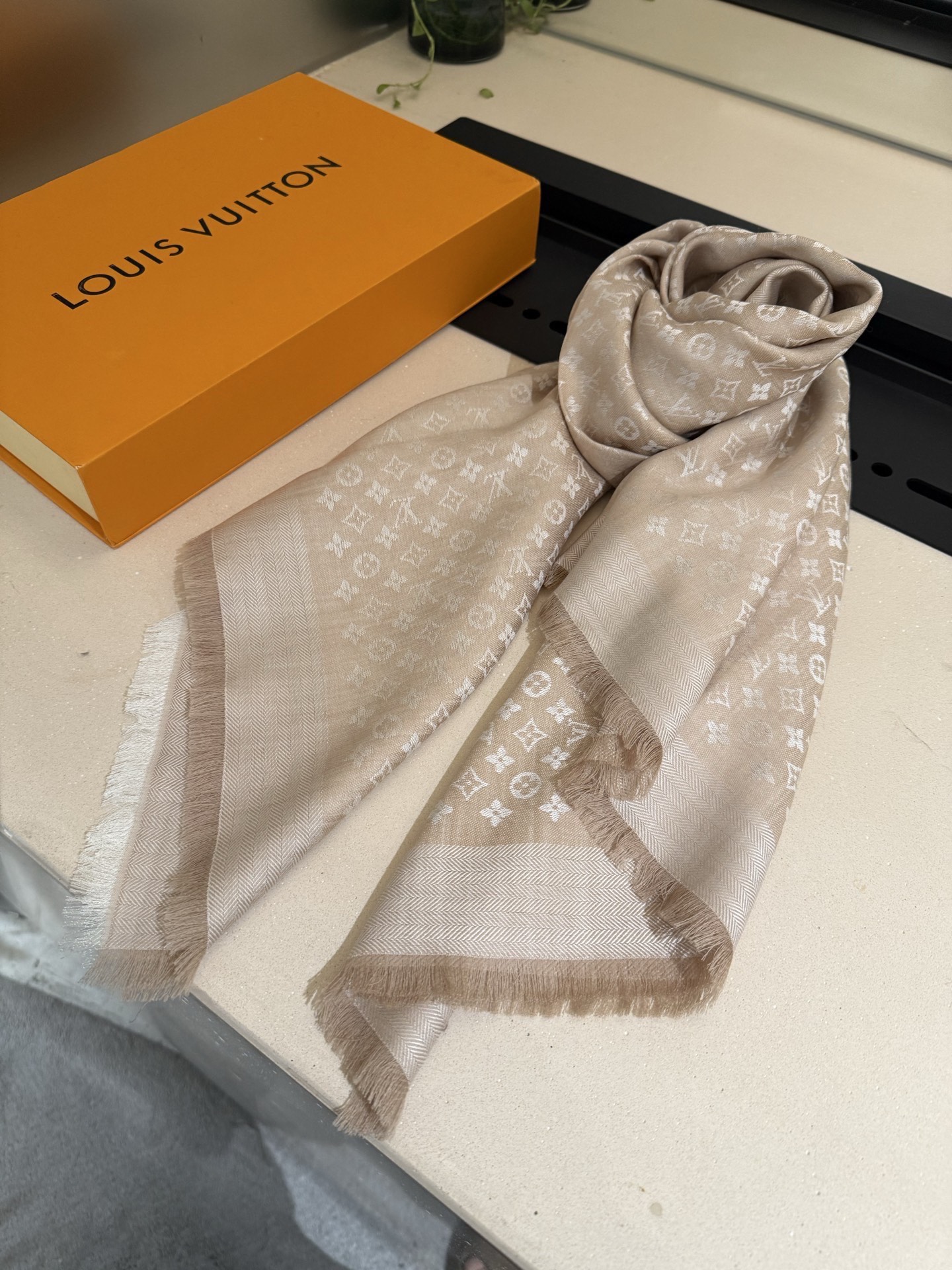 P【Lv质感好牛，超赞小披肩~！】手感巨NB，蓬松柔软，奢华有质感！！尺寸规格：120cm*120cm，