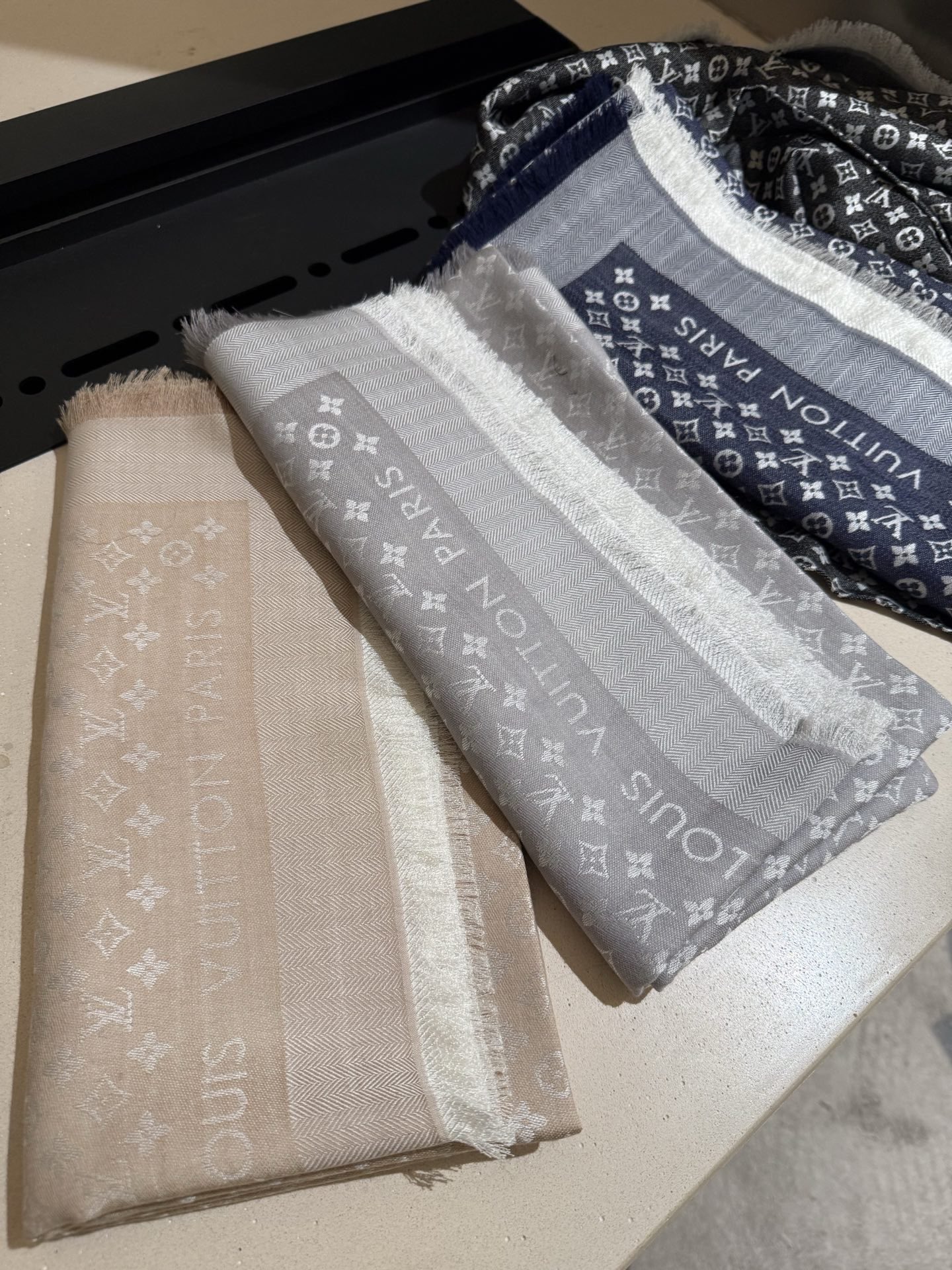 P【Lv质感好牛，超赞小披肩~！】手感巨NB，蓬松柔软，奢华有质感！！尺寸规格：120cm*120cm，