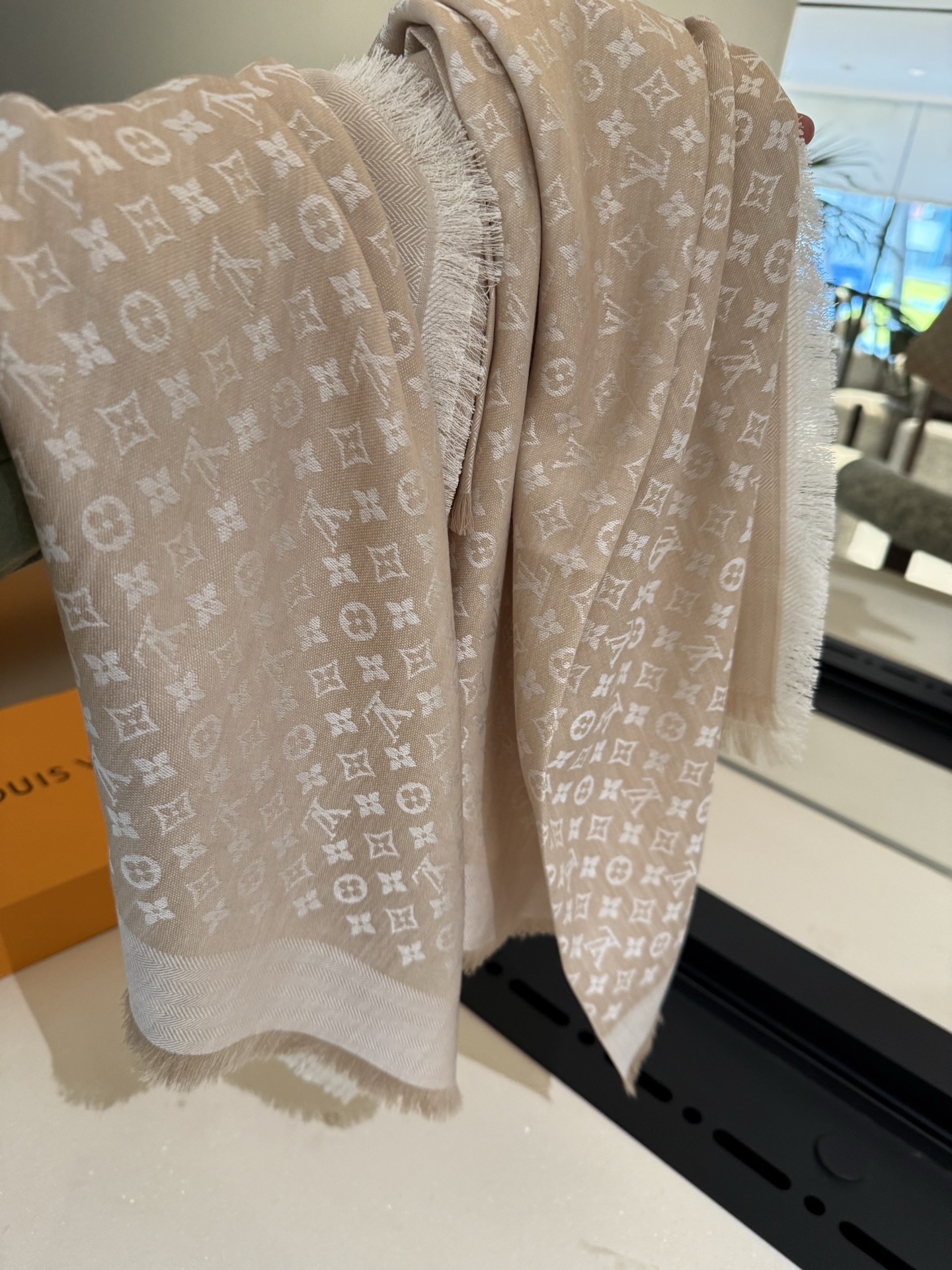 P【Lv质感好牛，超赞小披肩~！】手感巨NB，蓬松柔软，奢华有质感！！尺寸规格：120cm*120cm，