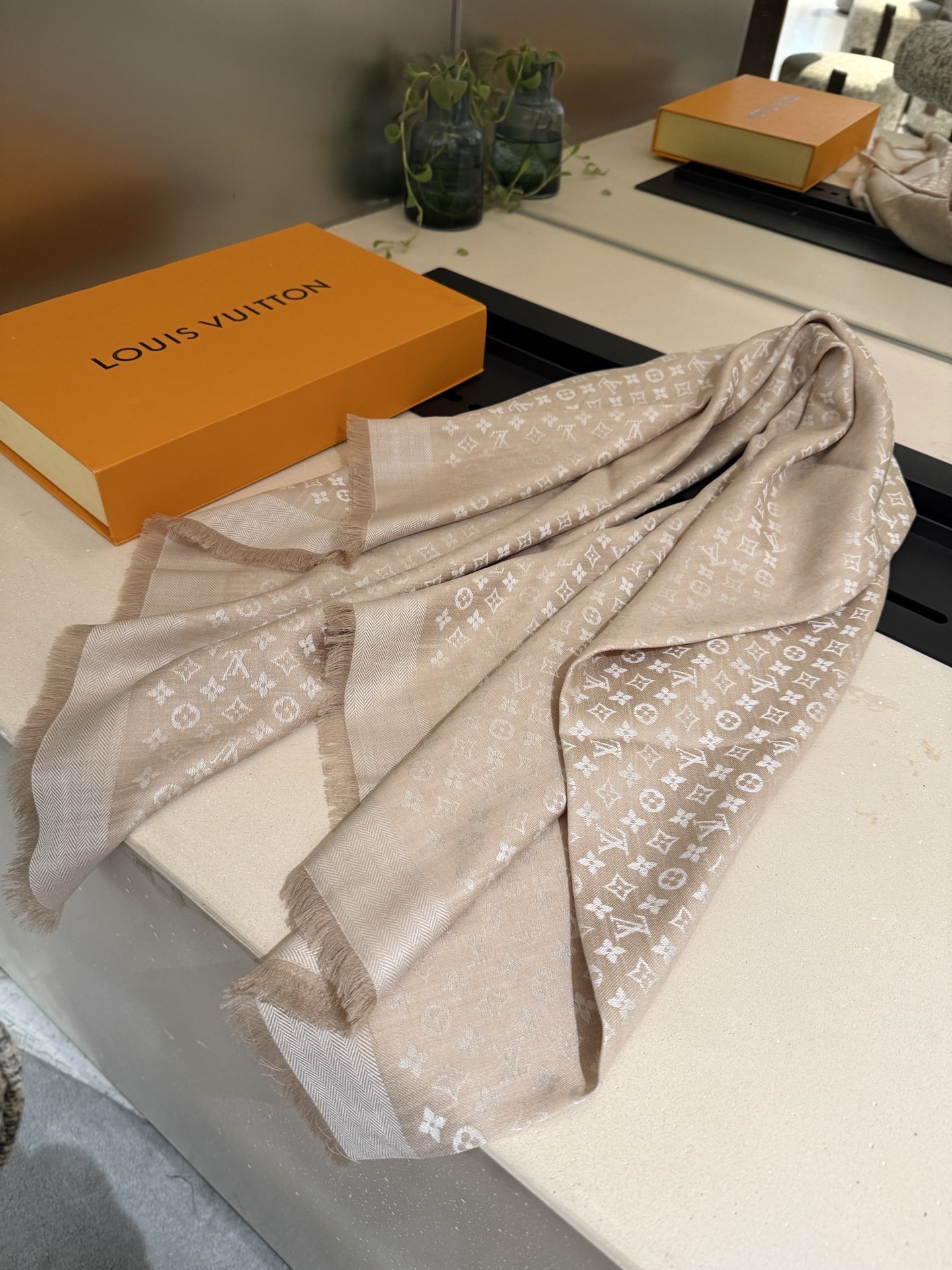 P【Lv质感好牛，超赞小披肩~！】手感巨NB，蓬松柔软，奢华有质感！！尺寸规格：120cm*120cm，