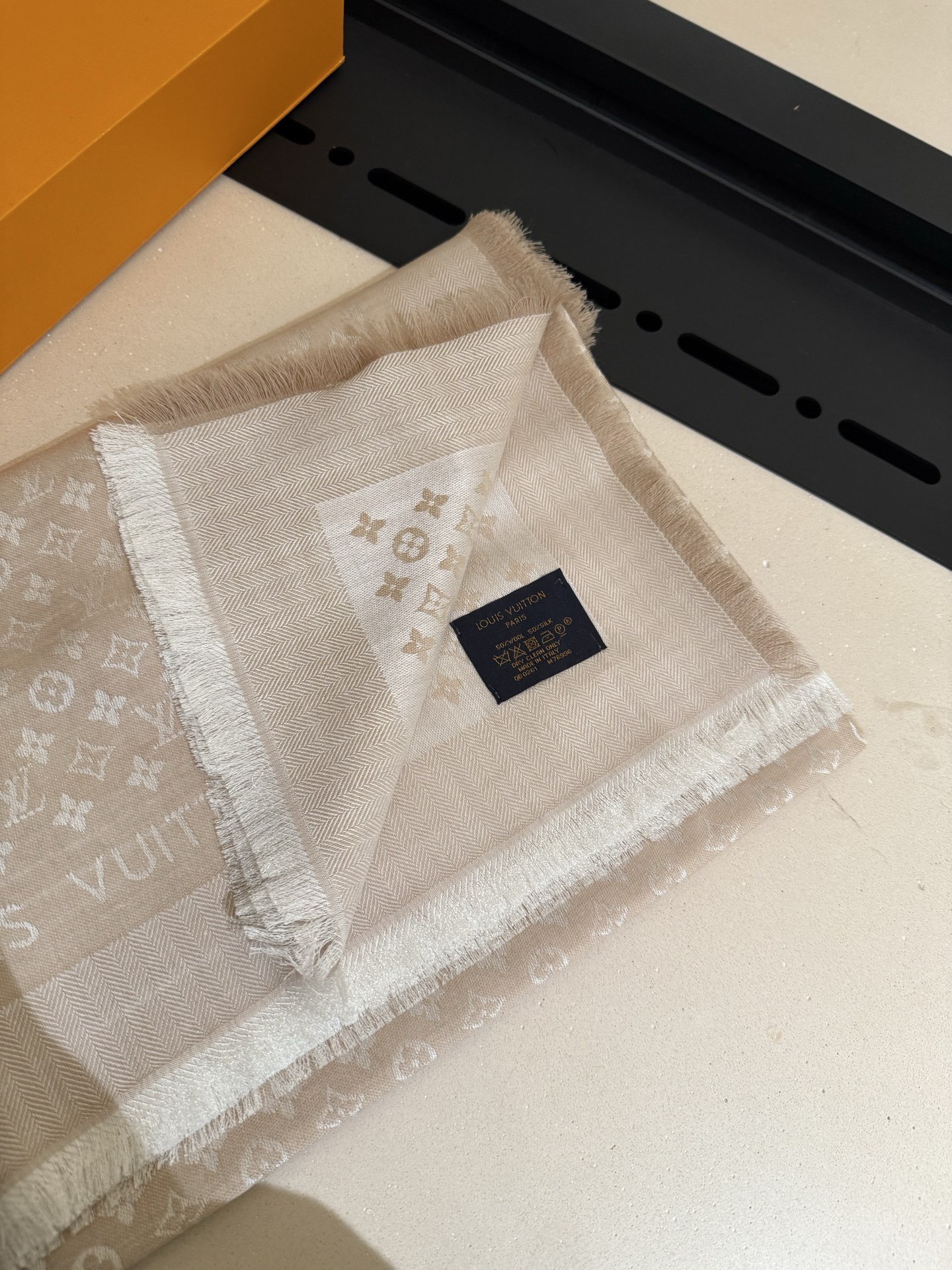 P【Lv质感好牛，超赞小披肩~！】手感巨NB，蓬松柔软，奢华有质感！！尺寸规格：120cm*120cm，