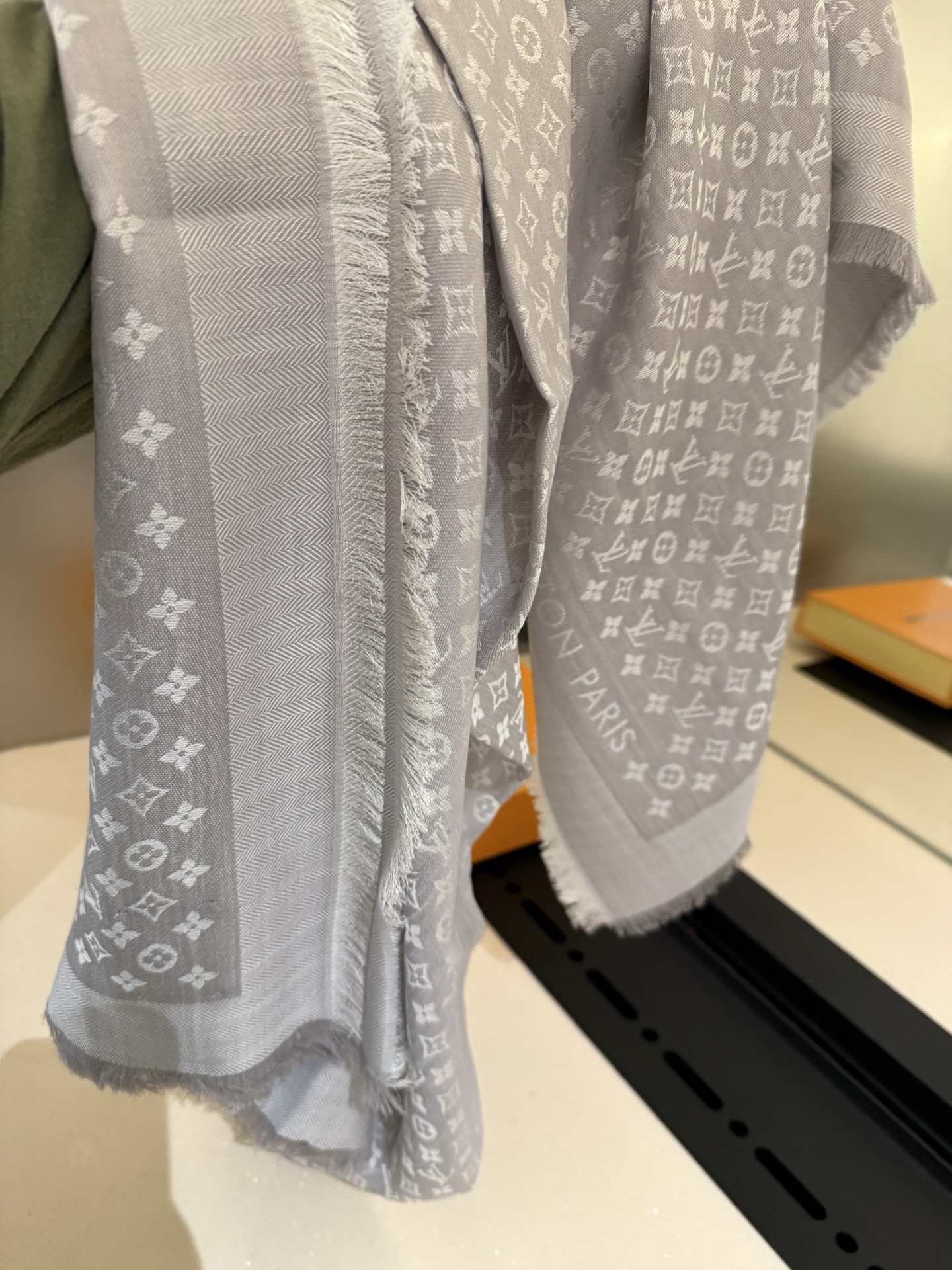 P【Lv质感好牛，超赞小披肩~！】手感巨NB，蓬松柔软，奢华有质感！！尺寸规格：120cm*120cm，