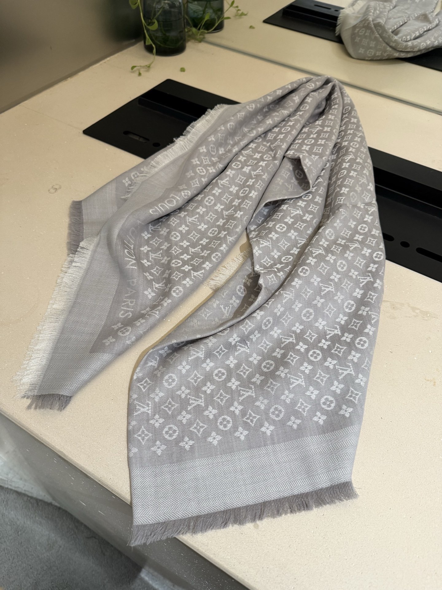 P【Lv质感好牛，超赞小披肩~！】手感巨NB，蓬松柔软，奢华有质感！！尺寸规格：120cm*120cm，