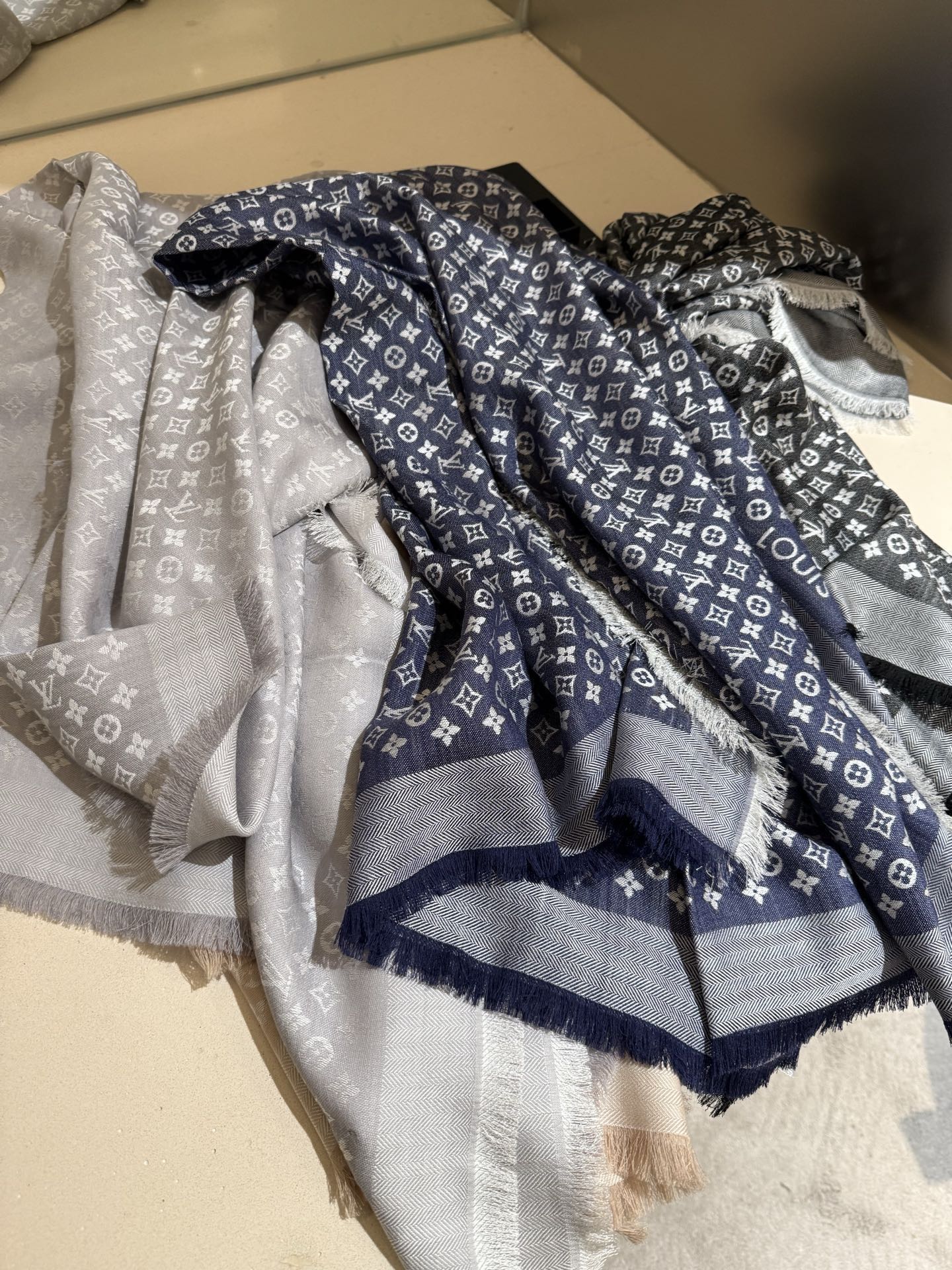 P【Lv质感好牛，超赞小披肩~！】手感巨NB，蓬松柔软，奢华有质感！！尺寸规格：120cm*120cm，