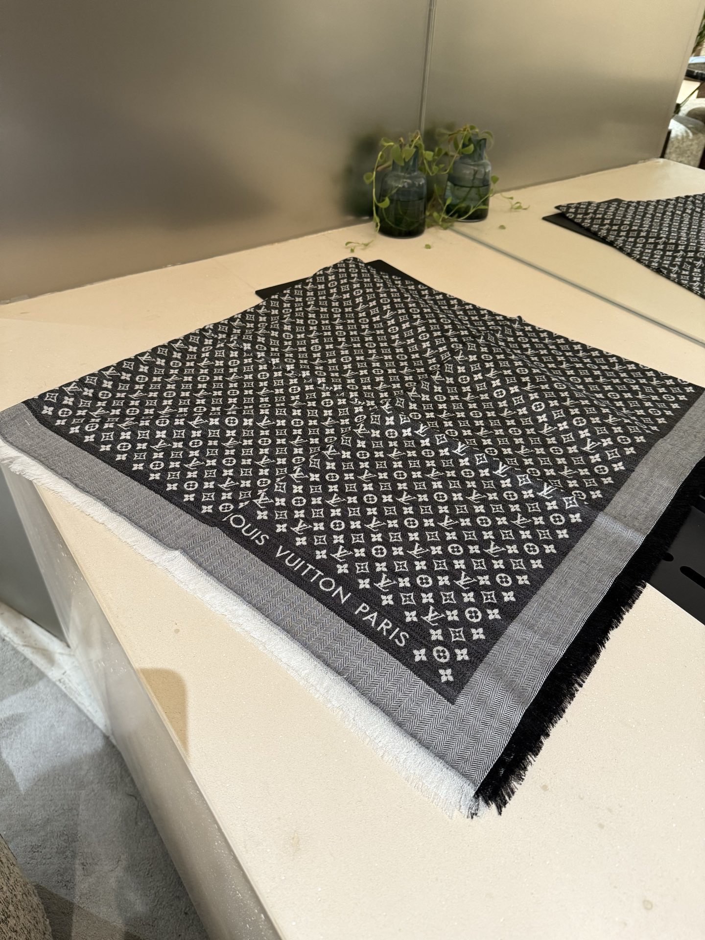 P【Lv质感好牛，超赞小披肩~！】手感巨NB，蓬松柔软，奢华有质感！！尺寸规格：120cm*120cm，