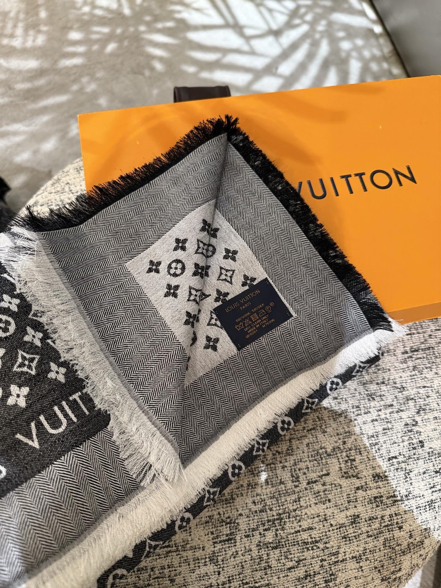 P【Lv质感好牛，超赞小披肩~！】手感巨NB，蓬松柔软，奢华有质感！！尺寸规格：120cm*120cm，