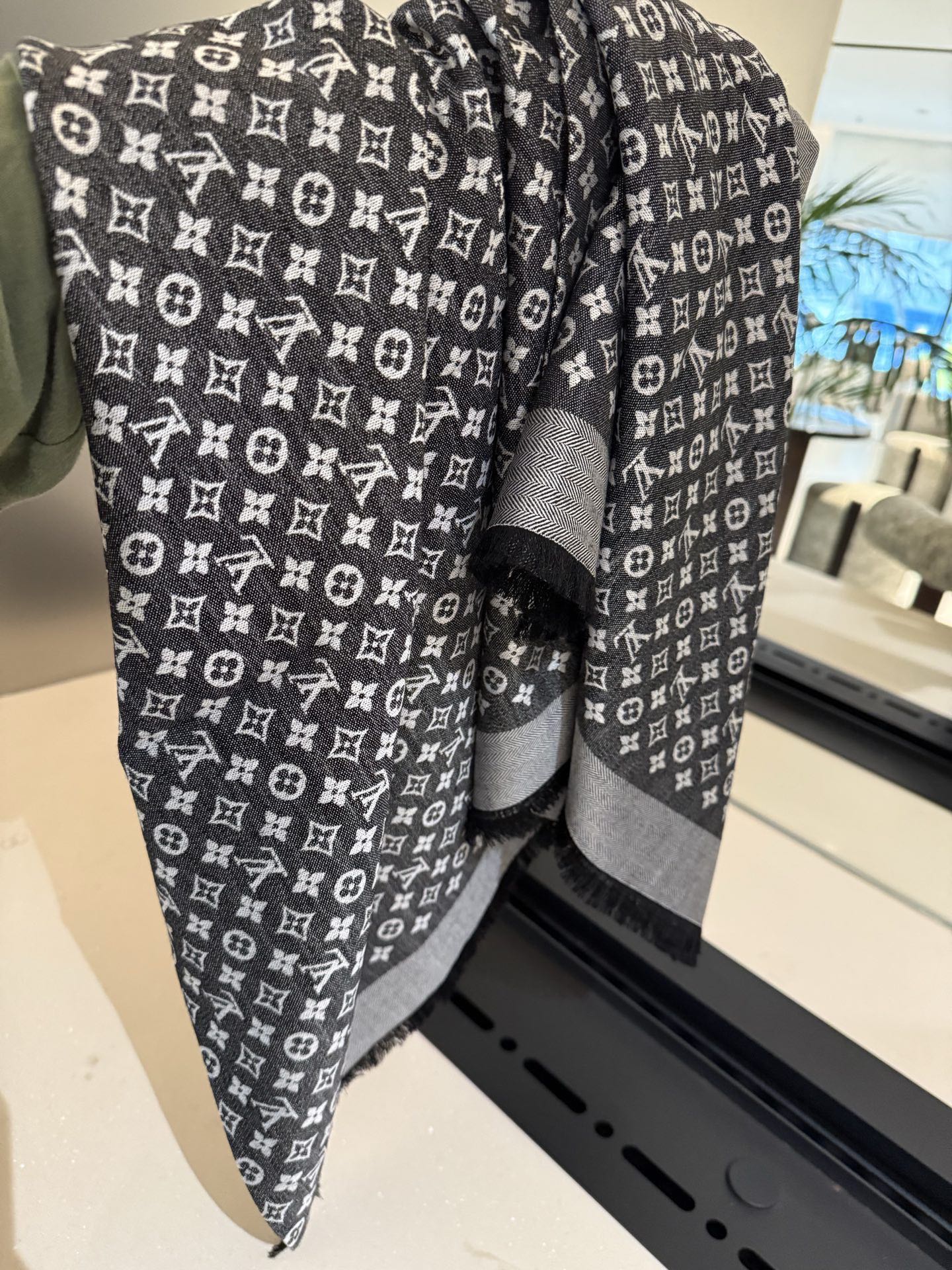 P【Lv质感好牛，超赞小披肩~！】手感巨NB，蓬松柔软，奢华有质感！！尺寸规格：120cm*120cm，