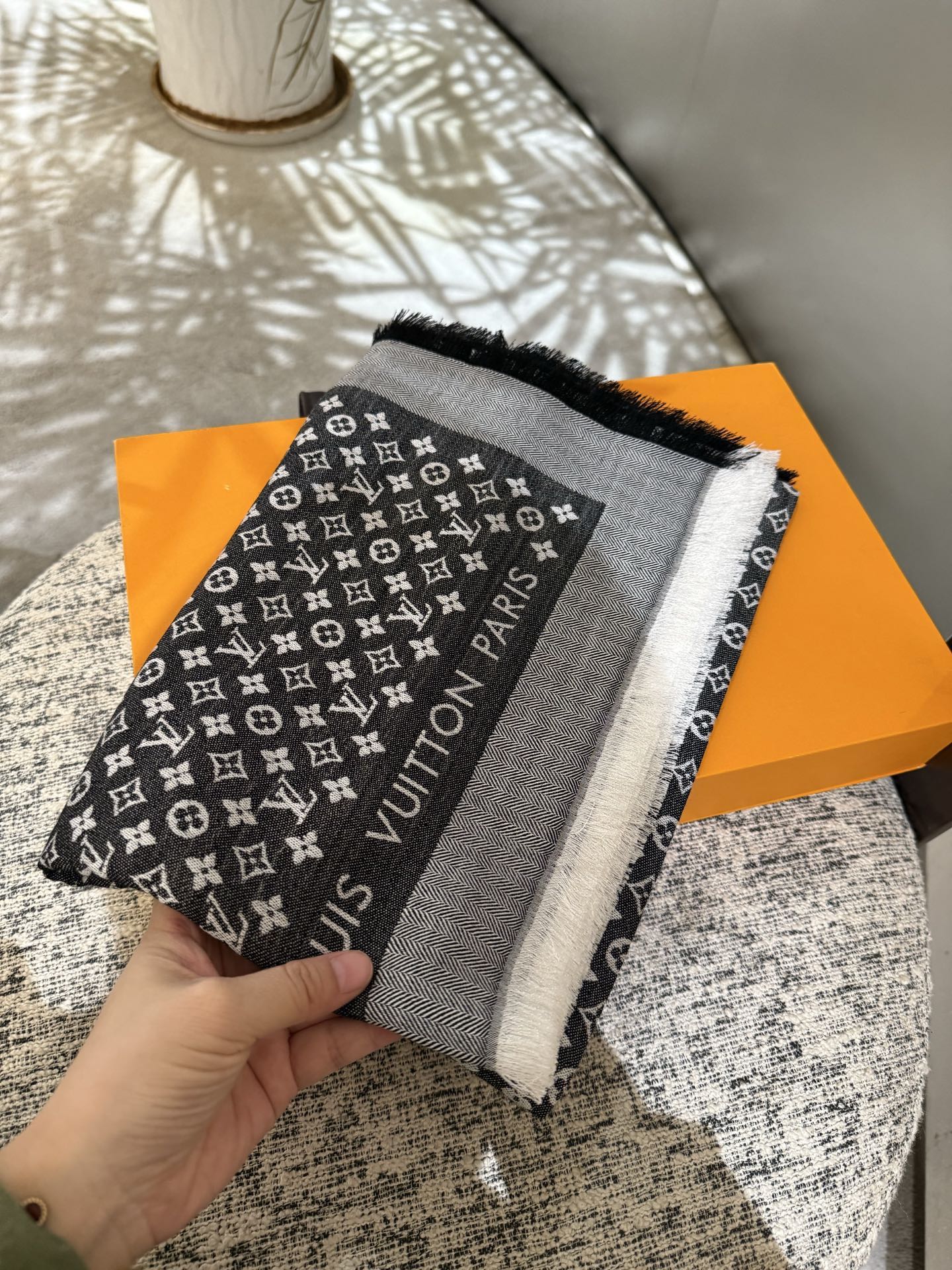 P【Lv质感好牛，超赞小披肩~！】手感巨NB，蓬松柔软，奢华有质感！！尺寸规格：120cm*120cm，