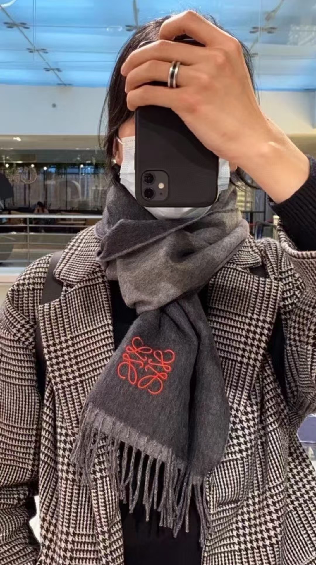 NO:663416,Luo Yiwei's [Men's and Women's Scarf] is a rare high-end men's style!  Family benefits!  Burberry's very authentic men's scarf ~ I love the fabric, it is very soft, delicate and comfortable, with slight water ripples!  The atmosphere is simple and the color is super good-looking. It is a style that any boy will like. The small logo is very exquisite and the texture is not ostentatious. The bulk goods have been shipped a few months ago. The last order is a little bit for everyone. The size is 30*180 (the total length including the tassel is 180cm). It is suitable for formal wear or casual wear. It can be folded in half or hung in a circle. It is a gentleman's style and has a warm demeanor!  .high version scarf,high version scarf,burberry,loewe19860909罗意威【男女围巾】怒赞自留,难得的高端男款！家属福利！巴宝莉非常正的男士围巾~面料大爱,非常柔软细腻舒服,轻度水波纹！大气简约,超级好看的男神配色,任何男生都会喜欢的款吧,小小Logo非常精致的点缀,有质感不张扬~大货几个月前已装船发走~尾单余一丢丢福利大家~规格30*180（含穗子总长180cm）,搭配正装或者搭配休闲装都很合适~对折挂围或者绕圈围都完全可以,绅士有型~有温度的风度！.高版本围巾,高版本围巾,burberry,loewe,scarf