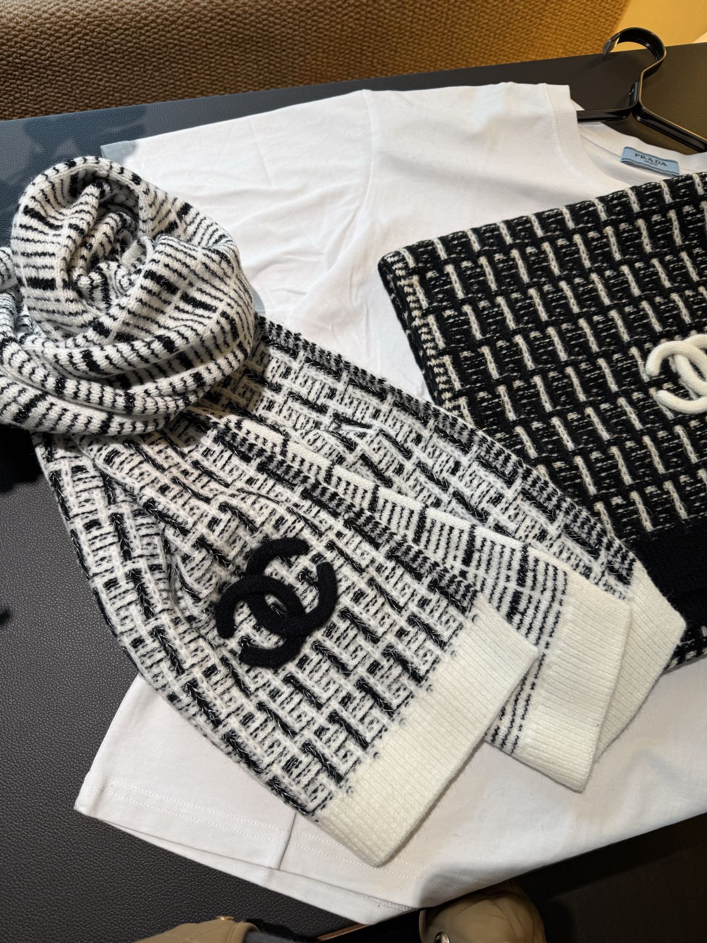 P【香家2025臻品】全新上市，甄选顶级羊绒面料，触感细腻如云。重工匠心独运，以精湛手工针织工艺，融入典