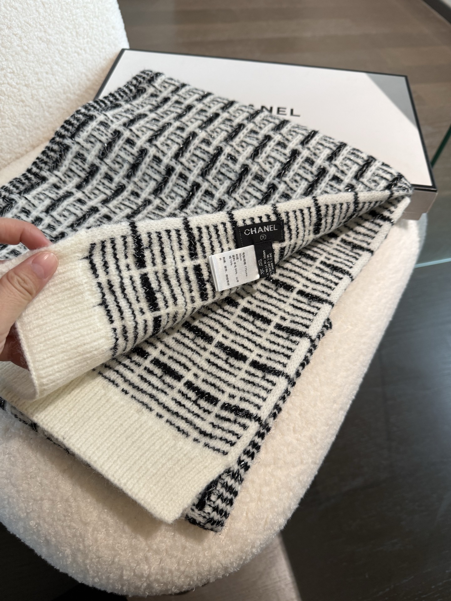 P【香家2025臻品】全新上市，甄选顶级羊绒面料，触感细腻如云。重工匠心独运，以精湛手工针织工艺，融入典