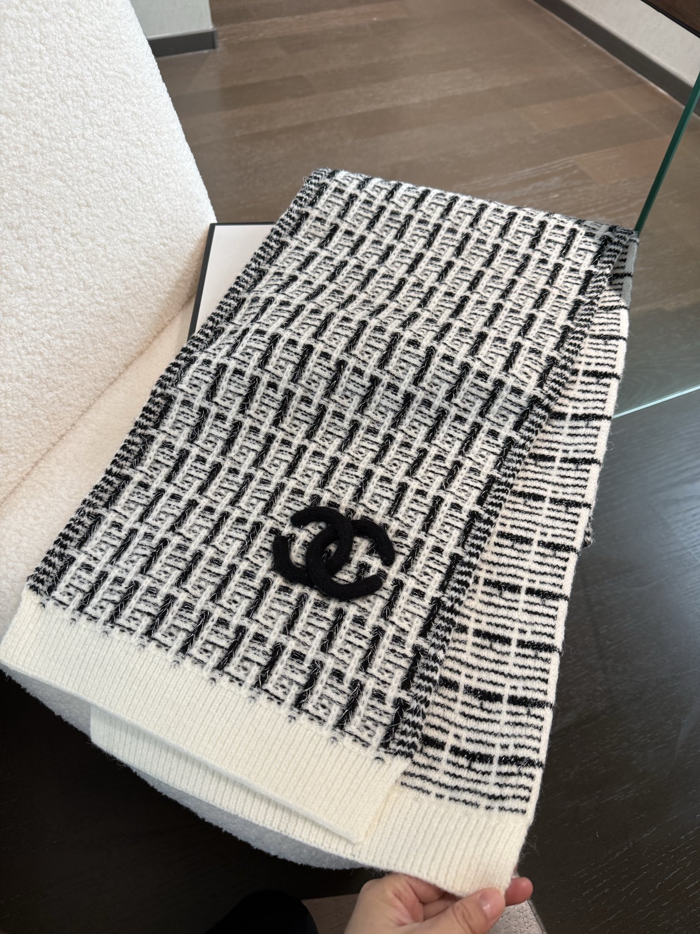 P【香家2025臻品】全新上市，甄选顶级羊绒面料，触感细腻如云。重工匠心独运，以精湛手工针织工艺，融入典