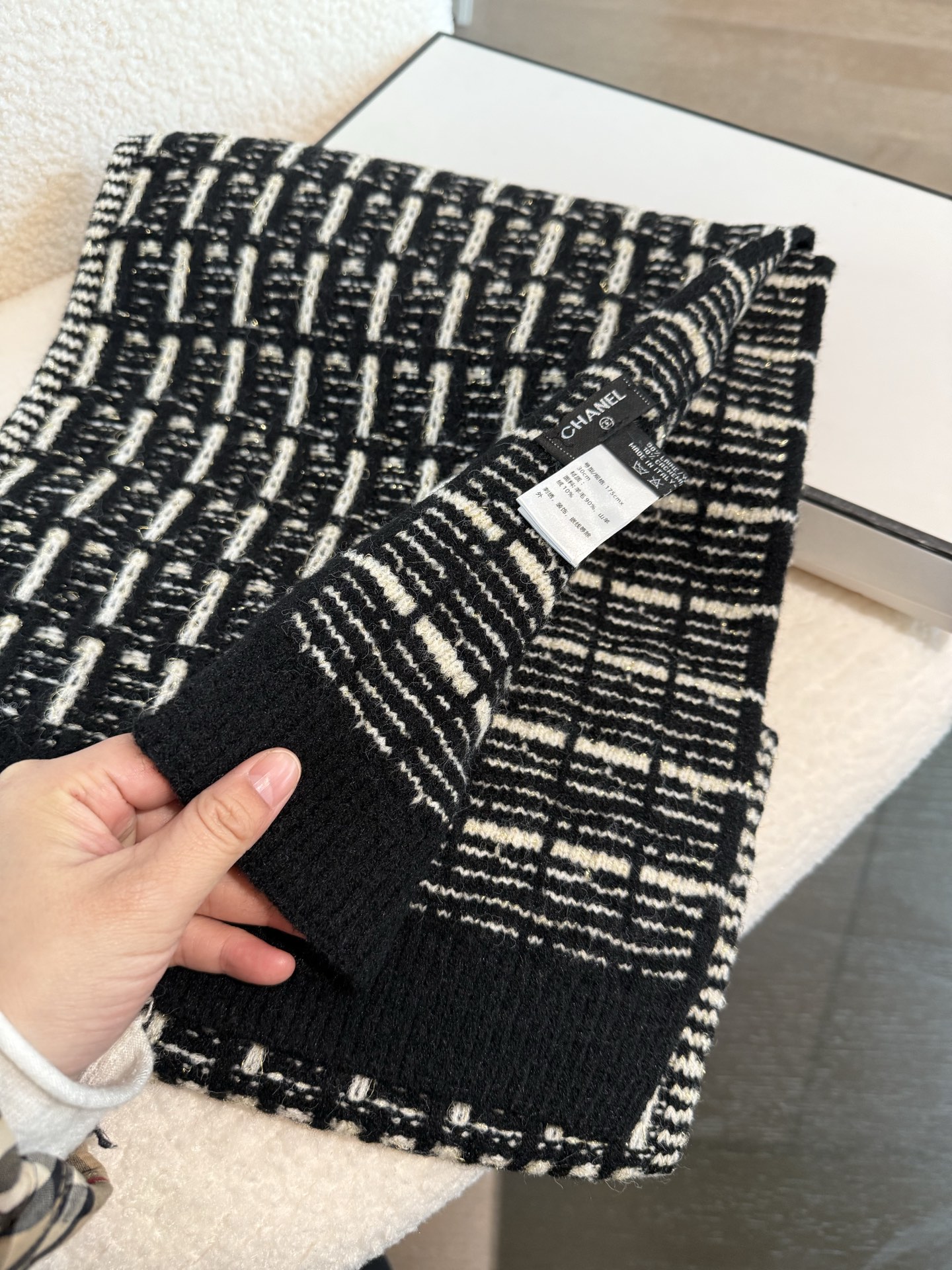 P【香家2025臻品】全新上市，甄选顶级羊绒面料，触感细腻如云。重工匠心独运，以精湛手工针织工艺，融入典