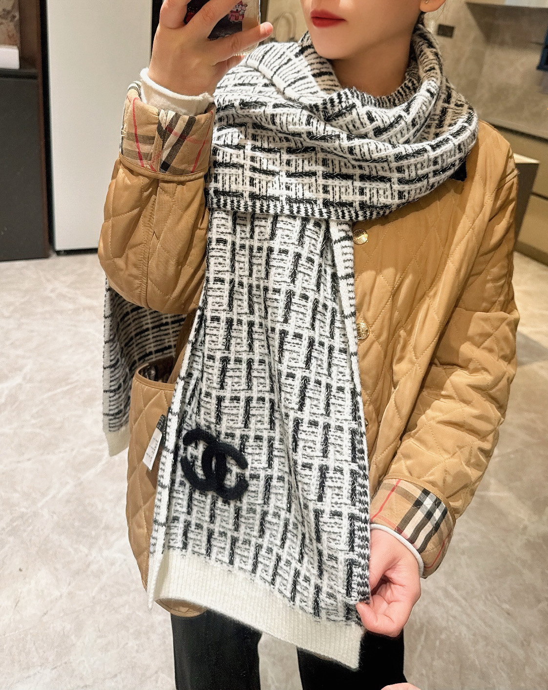 P【香家2025臻品】全新上市，甄选顶级羊绒面料，触感细腻如云。重工匠心独运，以精湛手工针织工艺，融入典