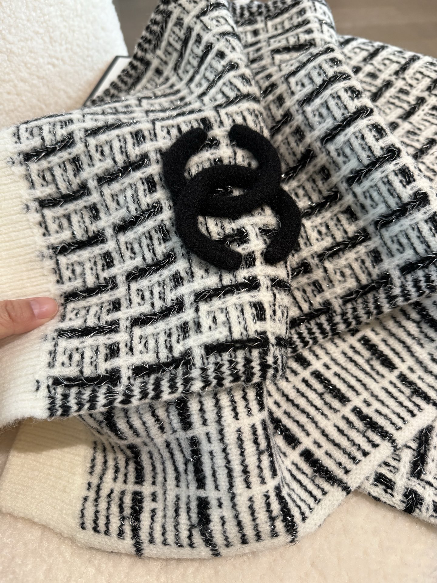 P【香家2025臻品】全新上市，甄选顶级羊绒面料，触感细腻如云。重工匠心独运，以精湛手工针织工艺，融入典