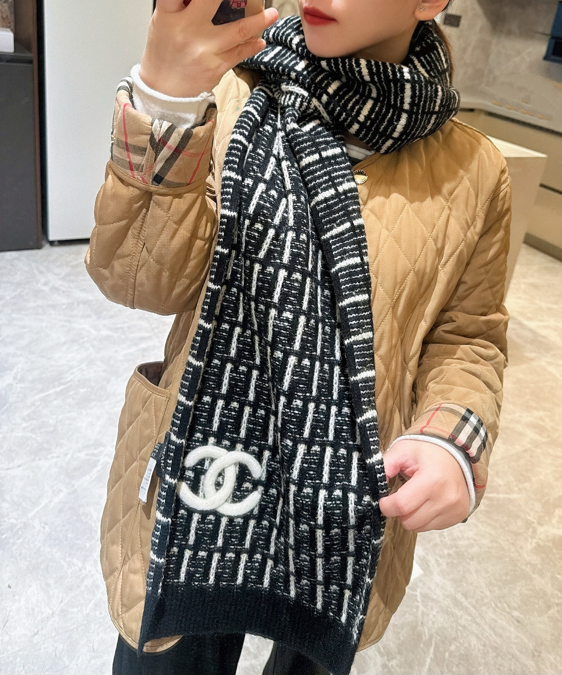 P【香家2025臻品】全新上市，甄选顶级羊绒面料，触感细腻如云。重工匠心独运，以精湛手工针织工艺，融入典