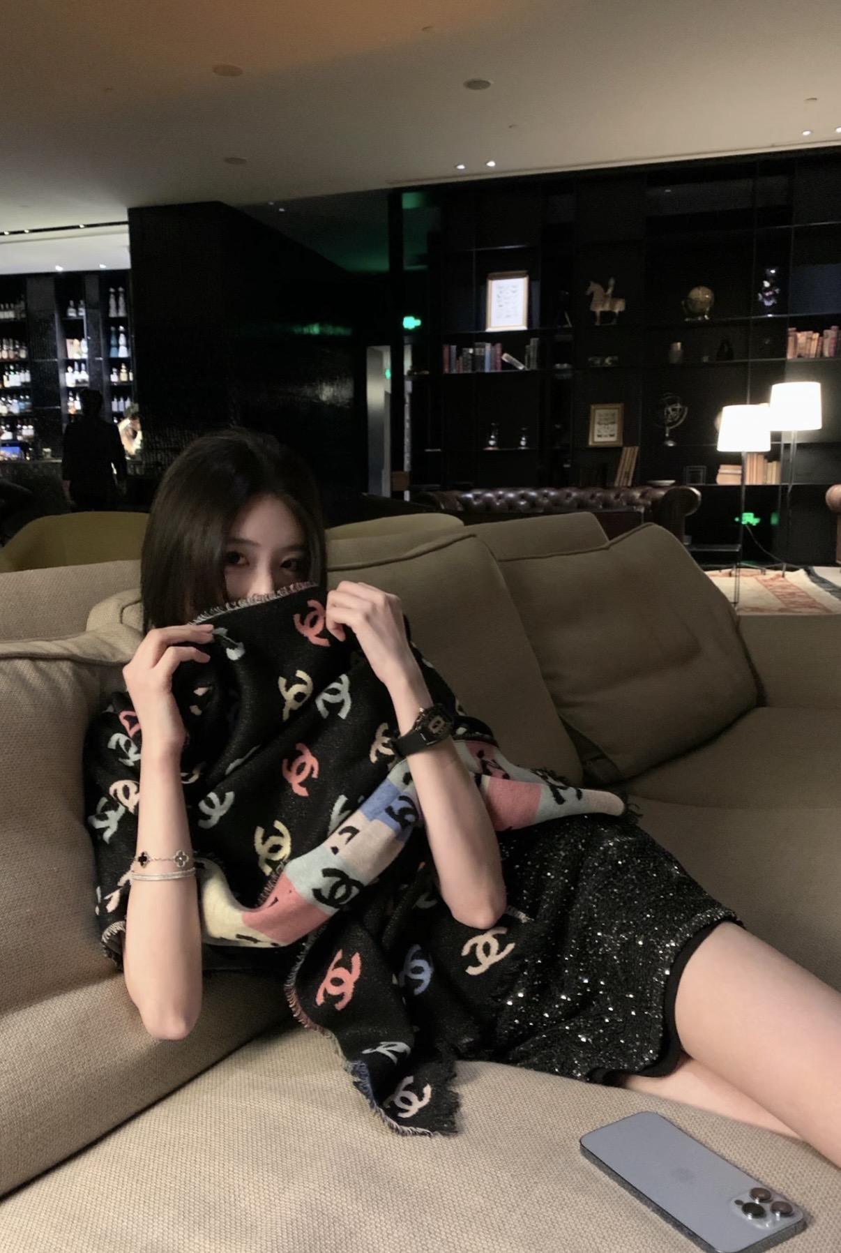 NO:663392,chenel25c is the most beautiful scarf. It feels softer than expected. Both sides are excellent. The black side has the background color with fine glitter, and the colored side has the logo with fine glitter. Both sides are excellent. Compared with the sameness, I will always love the details of Xiangxiang. The black and white are boring, but the colorful one is very fragrant. Size 180*70!  high version scarf,high version scarf19860909chenel25c最美围巾 手感比想象中柔软～两面都很优秀,黑色一面是底色带细闪,彩色一面是logo带细闪,两面都很优秀～比起千篇一律,爱的永远是香香的这些细节～黑白腻了,来条彩色很香 尺寸180*70！高版本围巾,高版本围巾,scarf