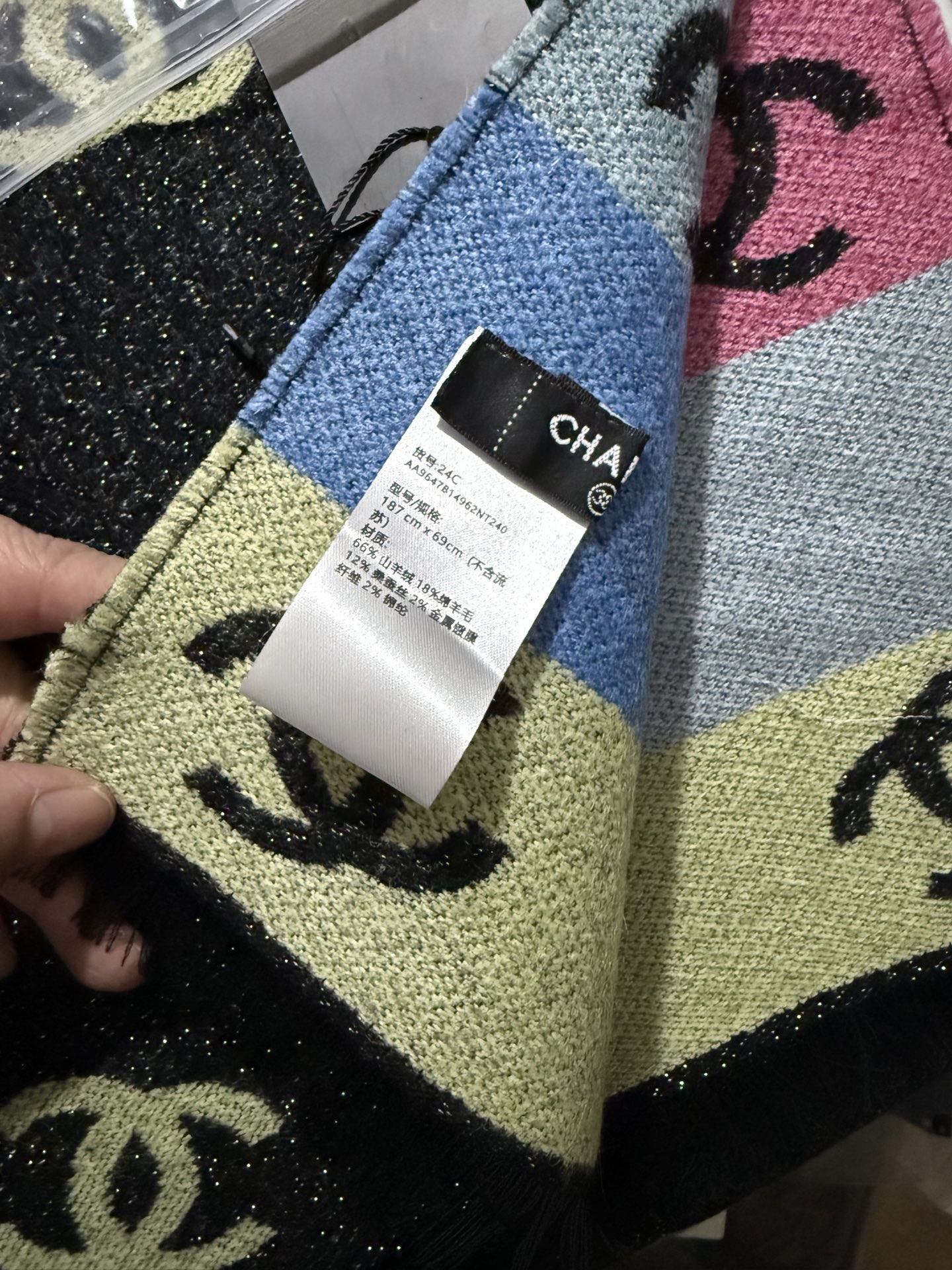 Pchenel25c最美围巾 手感比想象中柔软～两面都很优秀，黑色一面是底色带细闪，彩色一面是logo带