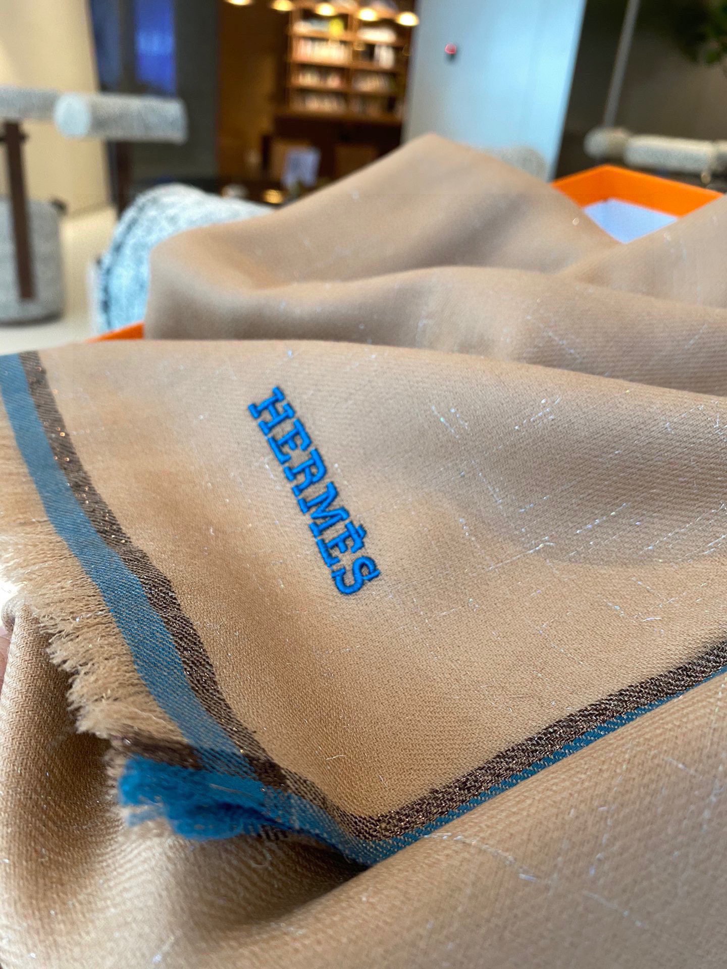 P这款当之无愧的新款爆款，爱马仕配色打造极致奢华的大牌风，纯色配以两大创造师的经典logo，低调中彰显着