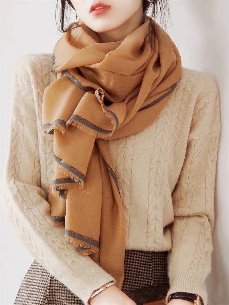 P这款当之无愧的新款爆款，爱马仕配色打造极致奢华的大牌风，纯色配以两大创造师的经典logo，低调中彰显着