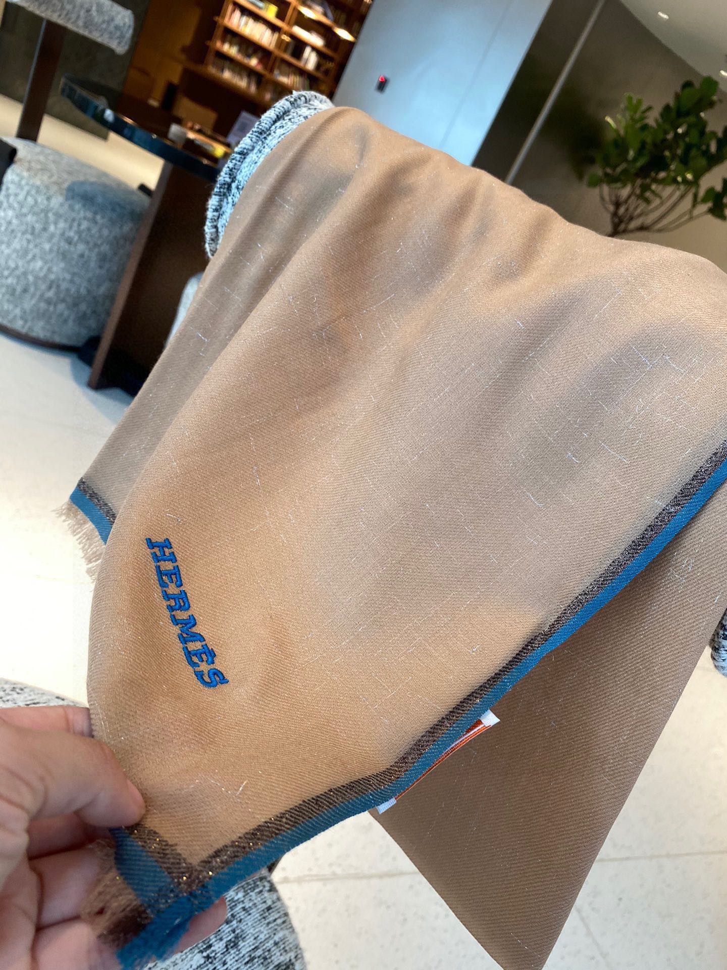 P这款当之无愧的新款爆款，爱马仕配色打造极致奢华的大牌风，纯色配以两大创造师的经典logo，低调中彰显着