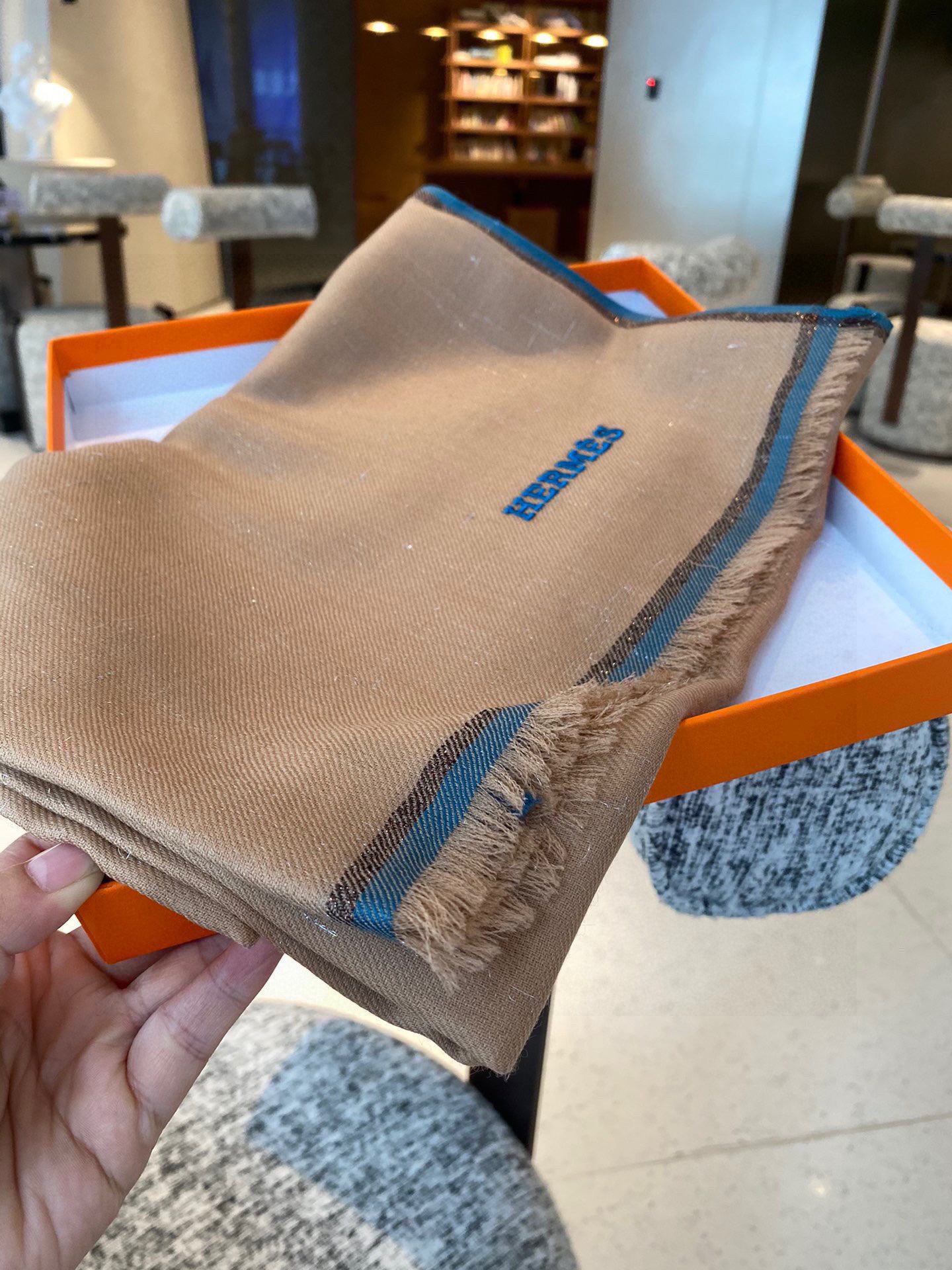 P这款当之无愧的新款爆款，爱马仕配色打造极致奢华的大牌风，纯色配以两大创造师的经典logo，低调中彰显着