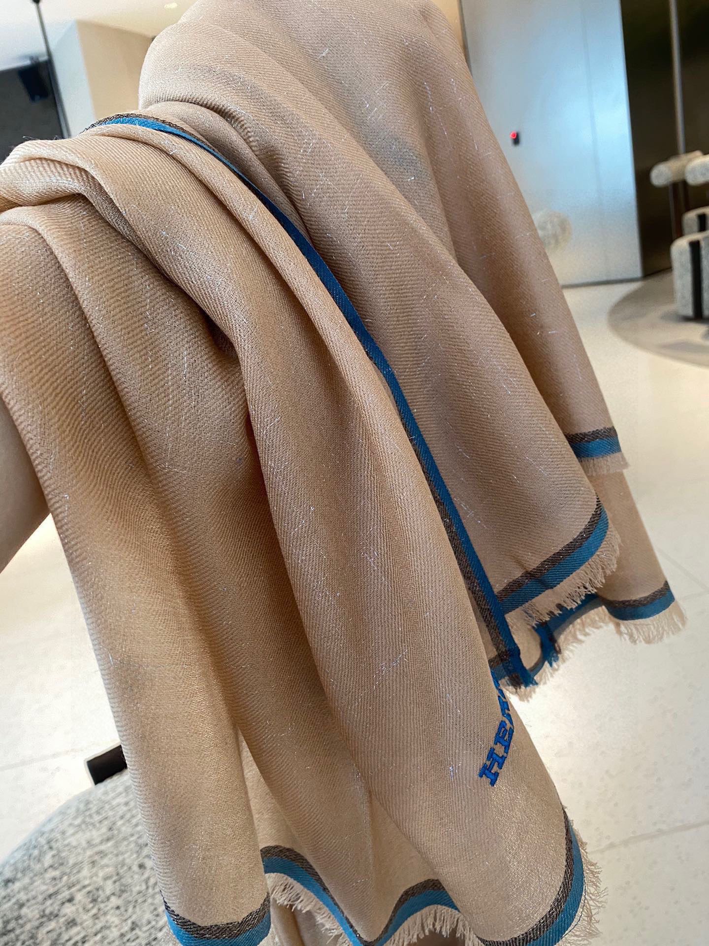 P这款当之无愧的新款爆款，爱马仕配色打造极致奢华的大牌风，纯色配以两大创造师的经典logo，低调中彰显着