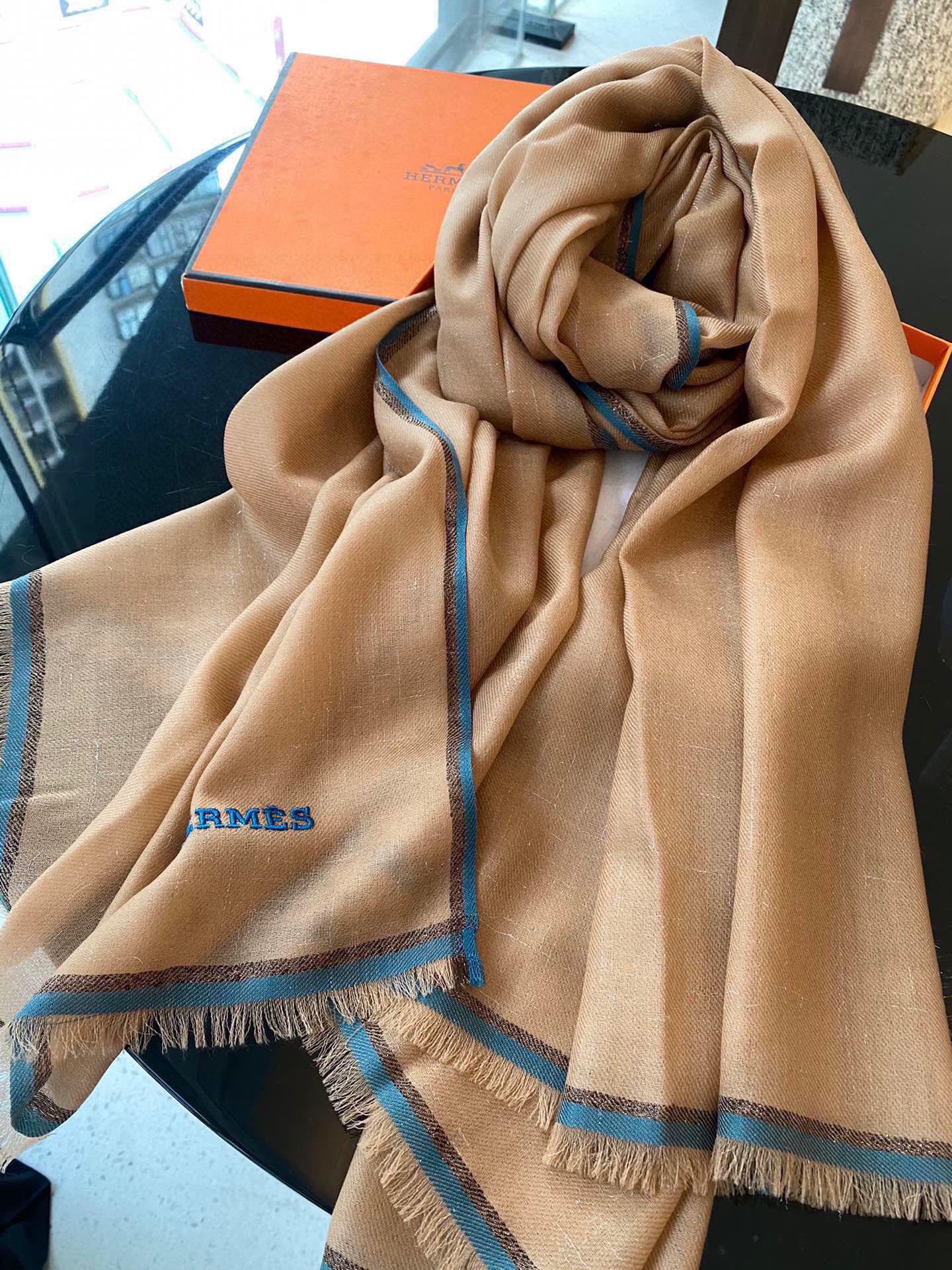 P这款当之无愧的新款爆款，爱马仕配色打造极致奢华的大牌风，纯色配以两大创造师的经典logo，低调中彰显着