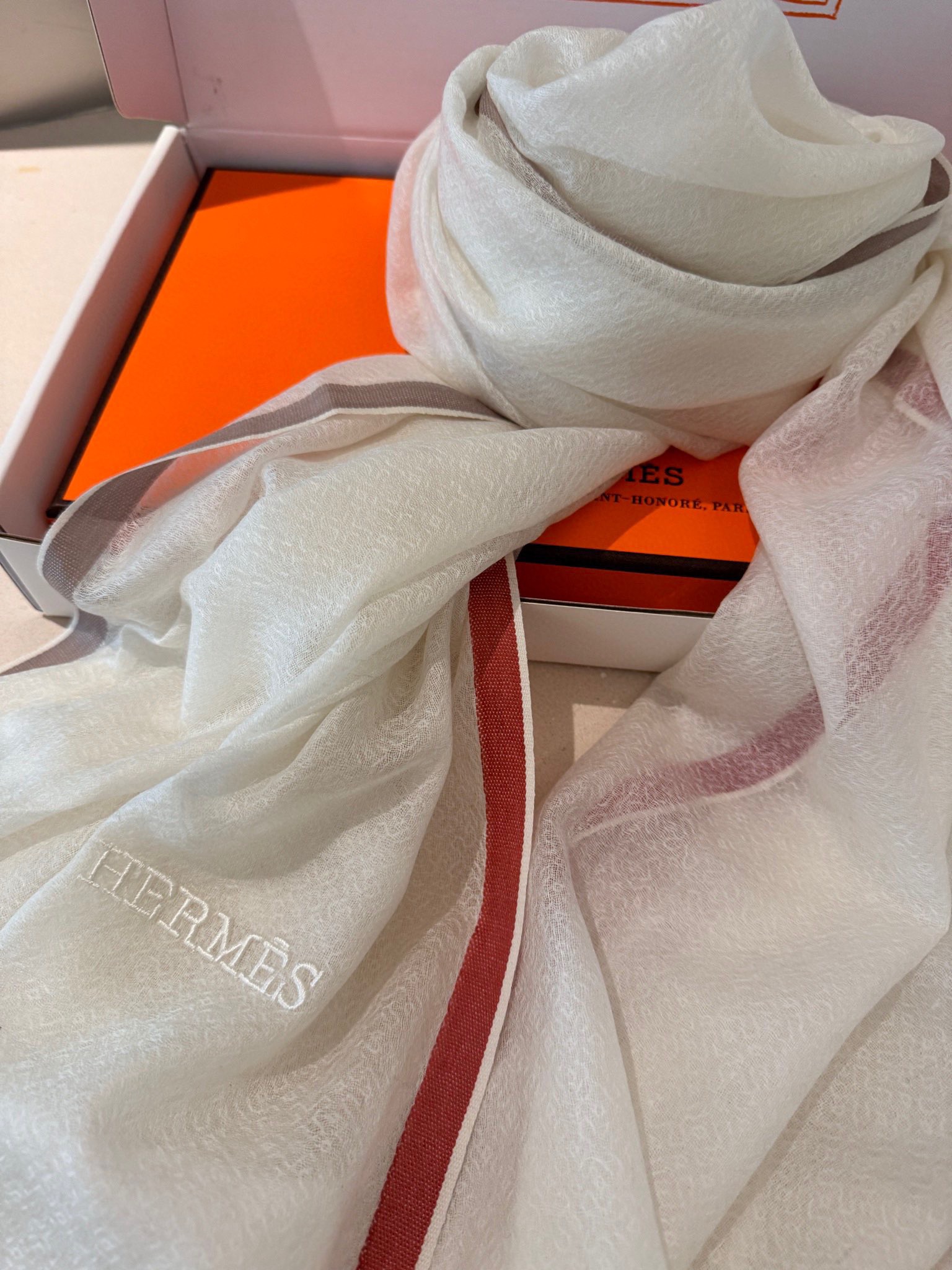 P这款当之无愧的新款爆款，爱马仕配色打造极致奢华的大牌风，纯色配以两大创造师的经典logo，低调中彰显着