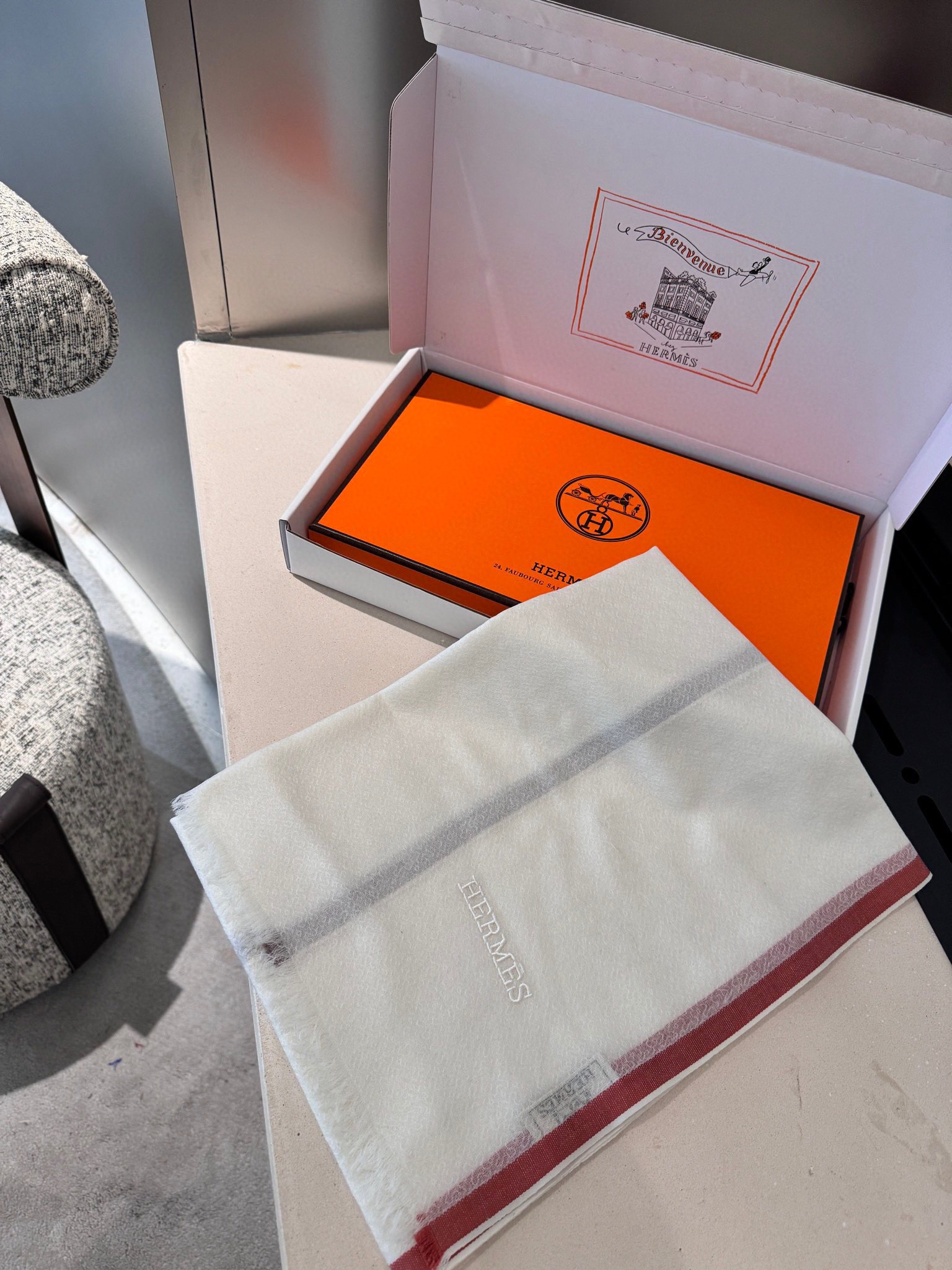 P这款当之无愧的新款爆款，爱马仕配色打造极致奢华的大牌风，纯色配以两大创造师的经典logo，低调中彰显着