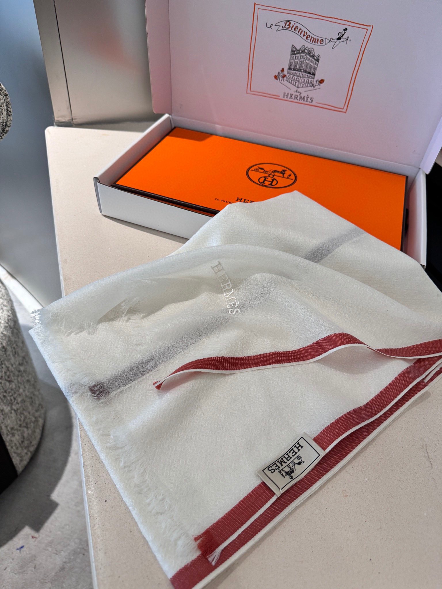 P这款当之无愧的新款爆款，爱马仕配色打造极致奢华的大牌风，纯色配以两大创造师的经典logo，低调中彰显着