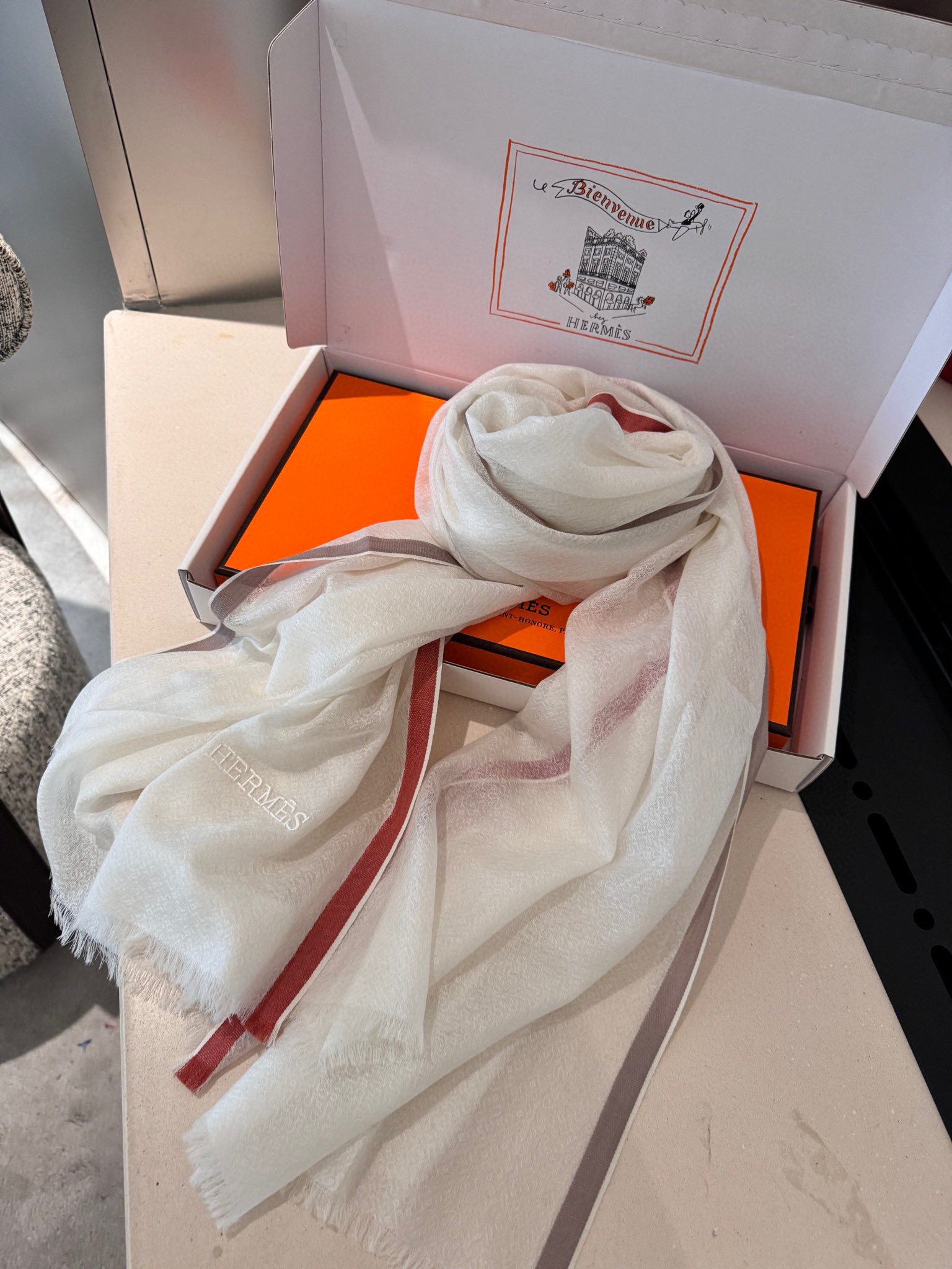 P这款当之无愧的新款爆款，爱马仕配色打造极致奢华的大牌风，纯色配以两大创造师的经典logo，低调中彰显着