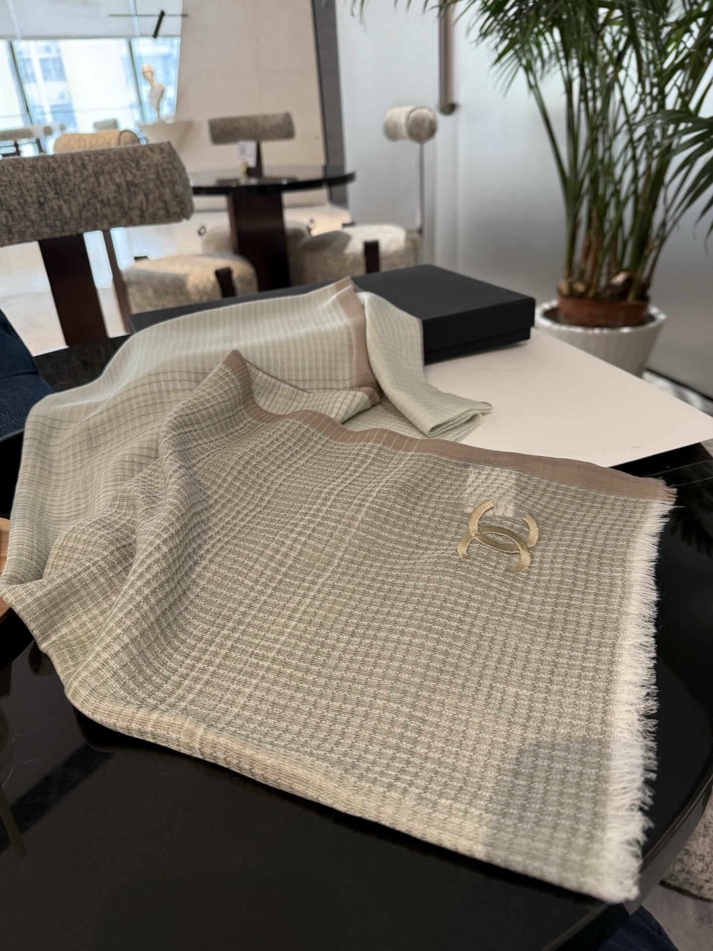 P这款当之无愧的新款爆款，香奈儿额配色打造极致奢华的大牌风，纯色配以两大创造师的经典logo，低调中彰显