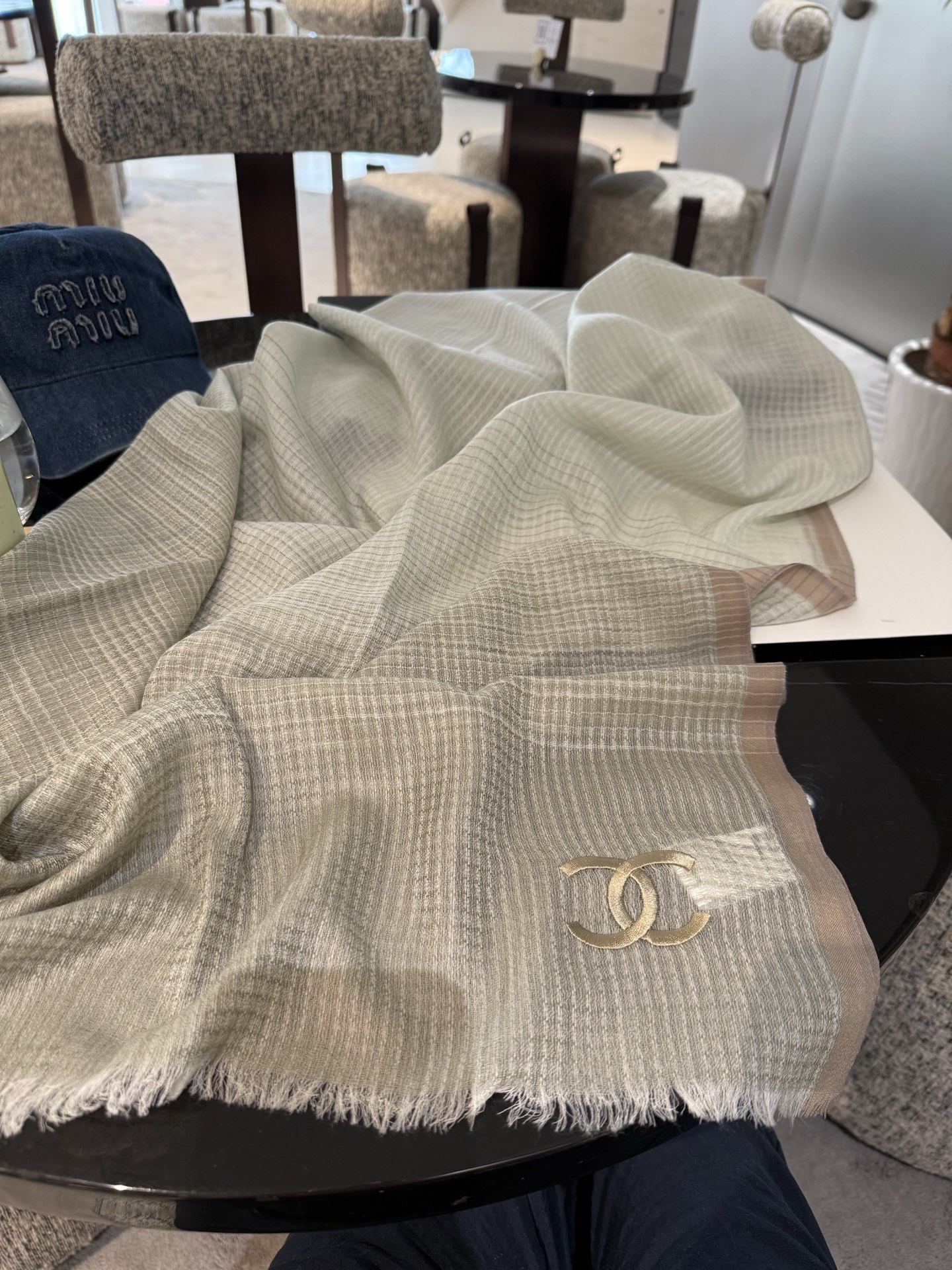 P这款当之无愧的新款爆款，香奈儿额配色打造极致奢华的大牌风，纯色配以两大创造师的经典logo，低调中彰显