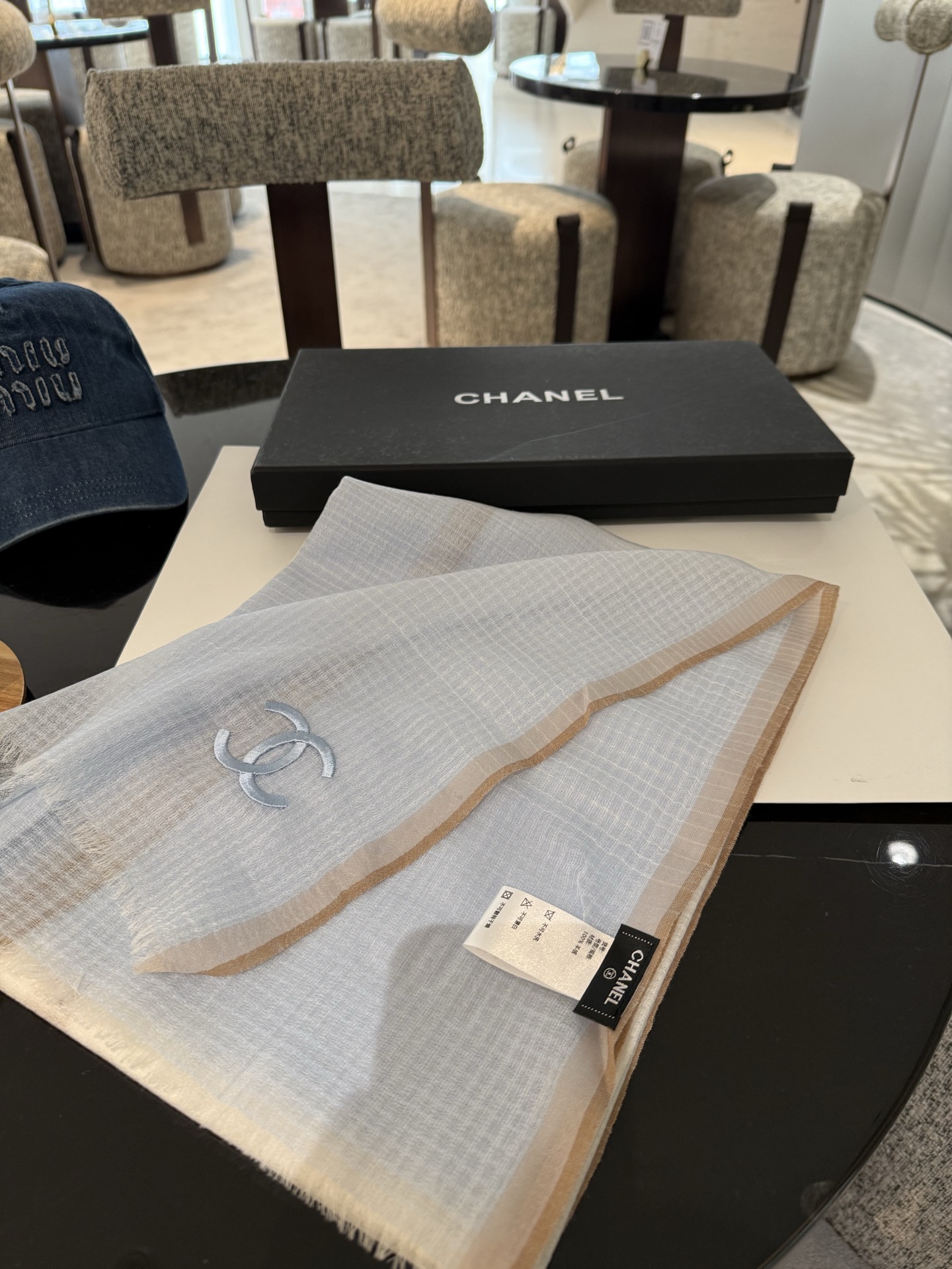 P这款当之无愧的新款爆款，香奈儿额配色打造极致奢华的大牌风，纯色配以两大创造师的经典logo，低调中彰显