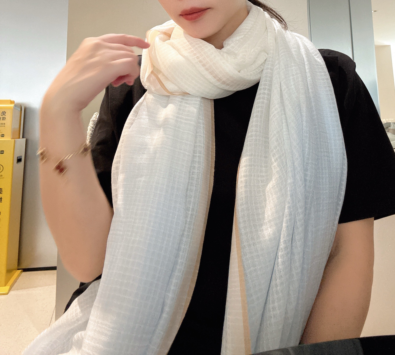 P这款当之无愧的新款爆款，香奈儿额配色打造极致奢华的大牌风，纯色配以两大创造师的经典logo，低调中彰显