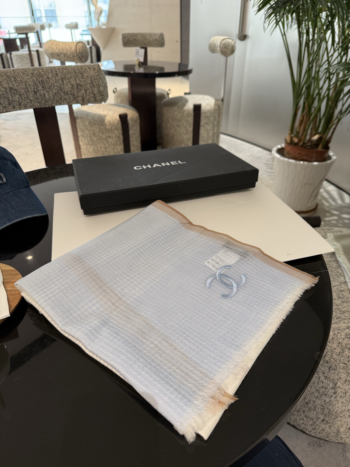 P这款当之无愧的新款爆款，香奈儿额配色打造极致奢华的大牌风，纯色配以两大创造师的经典logo，低调中彰显