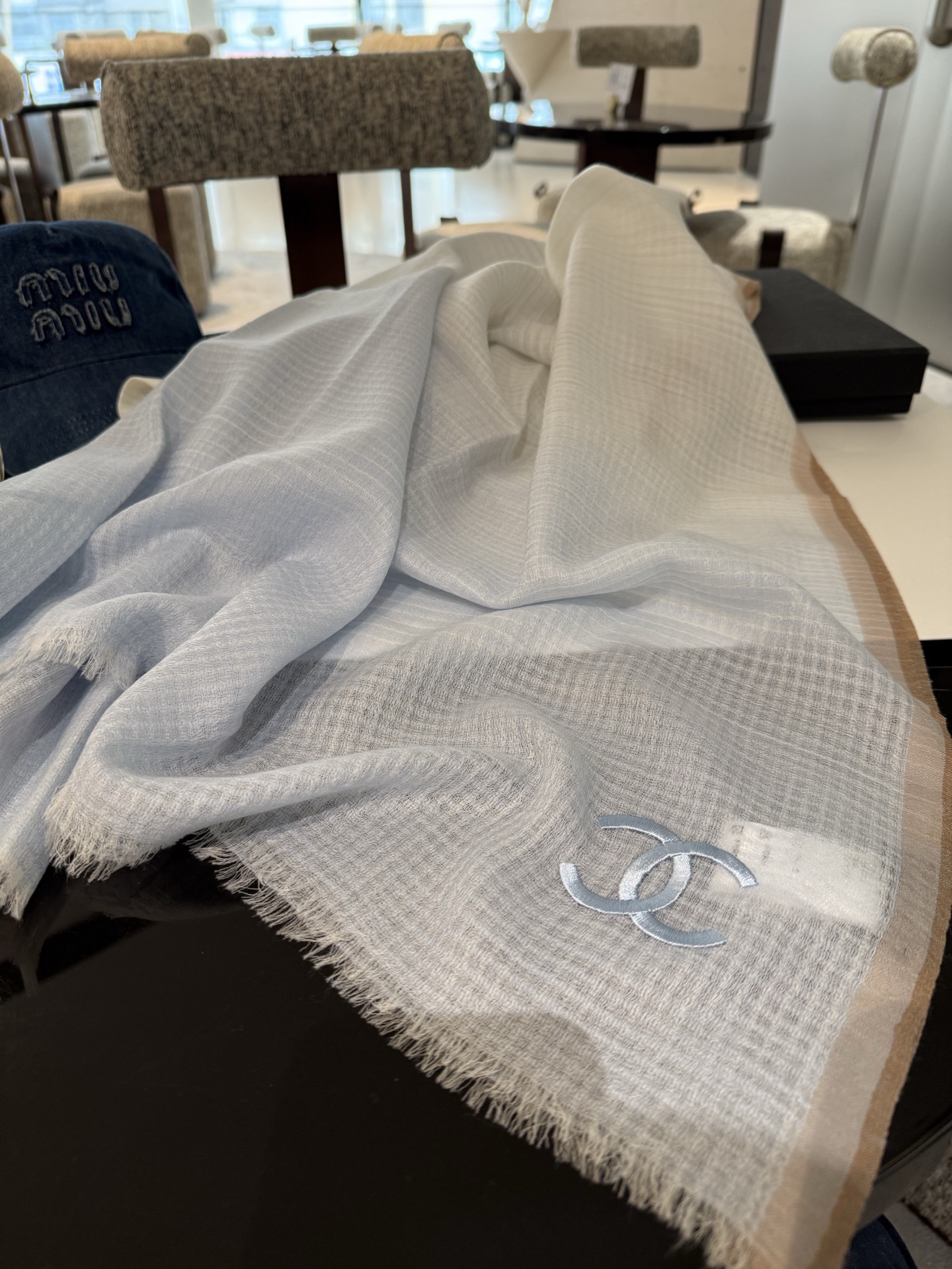 P这款当之无愧的新款爆款，香奈儿额配色打造极致奢华的大牌风，纯色配以两大创造师的经典logo，低调中彰显