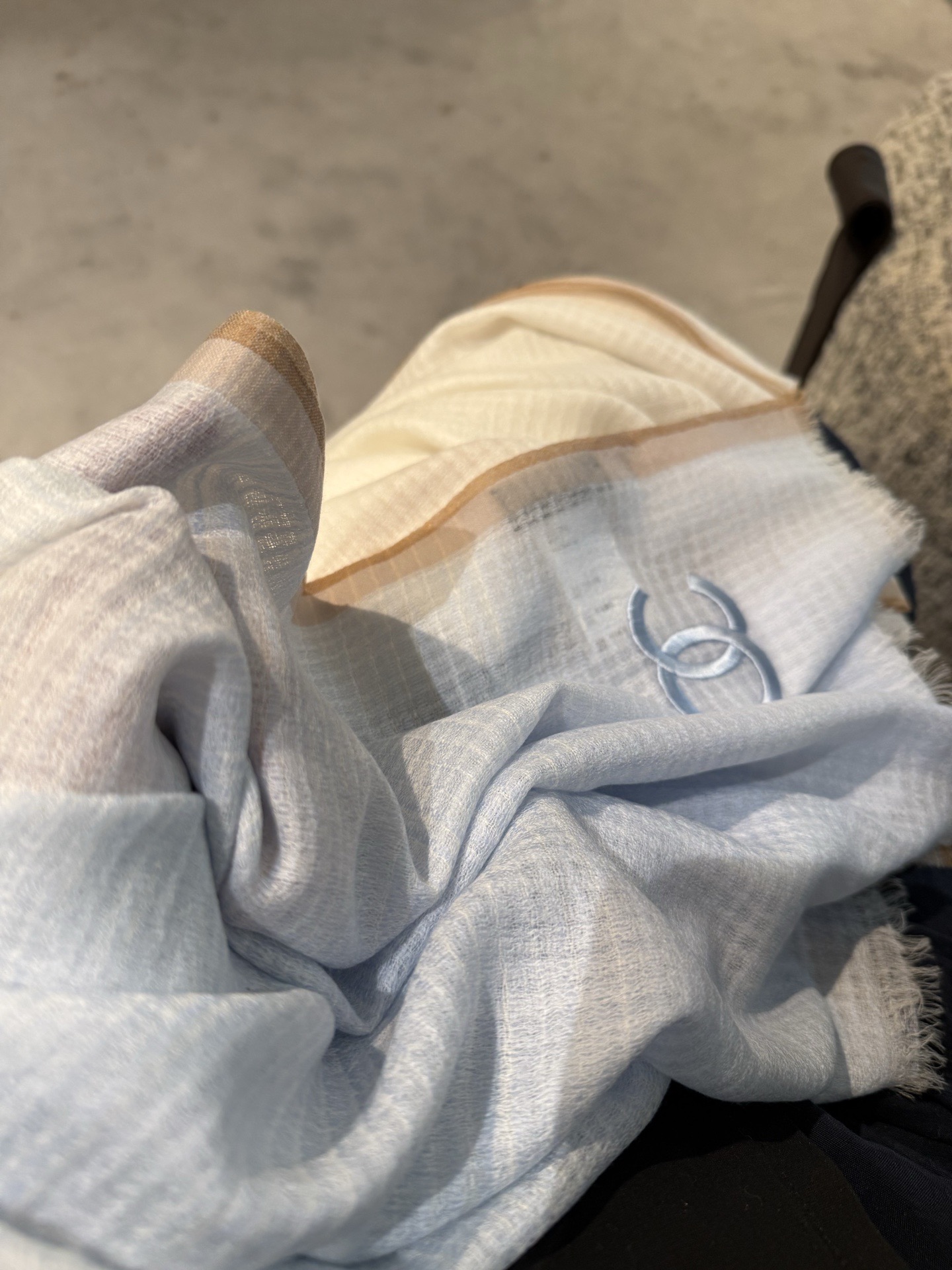 P这款当之无愧的新款爆款，香奈儿额配色打造极致奢华的大牌风，纯色配以两大创造师的经典logo，低调中彰显