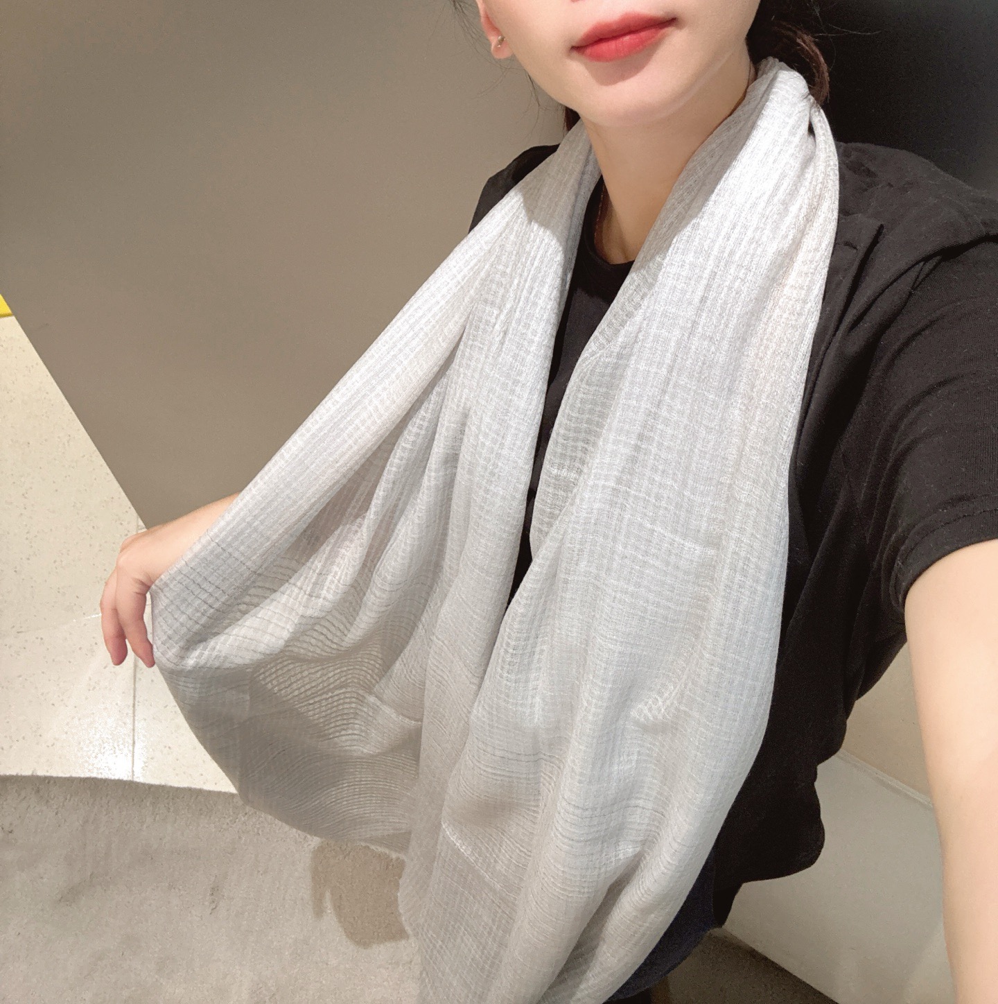 P这款当之无愧的新款爆款，香奈儿额配色打造极致奢华的大牌风，纯色配以两大创造师的经典logo，低调中彰显