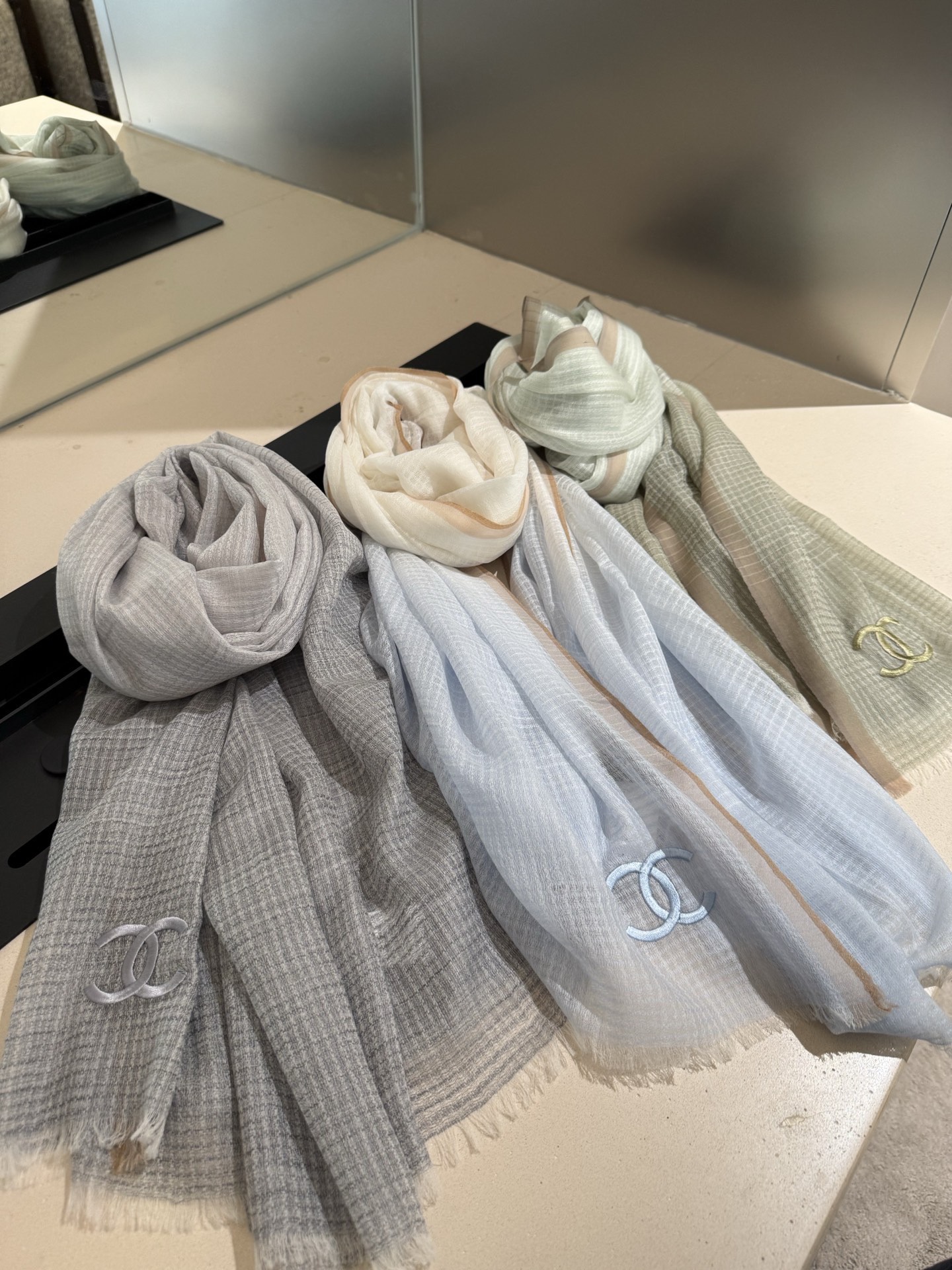 P这款当之无愧的新款爆款，香奈儿额配色打造极致奢华的大牌风，纯色配以两大创造师的经典logo，低调中彰显