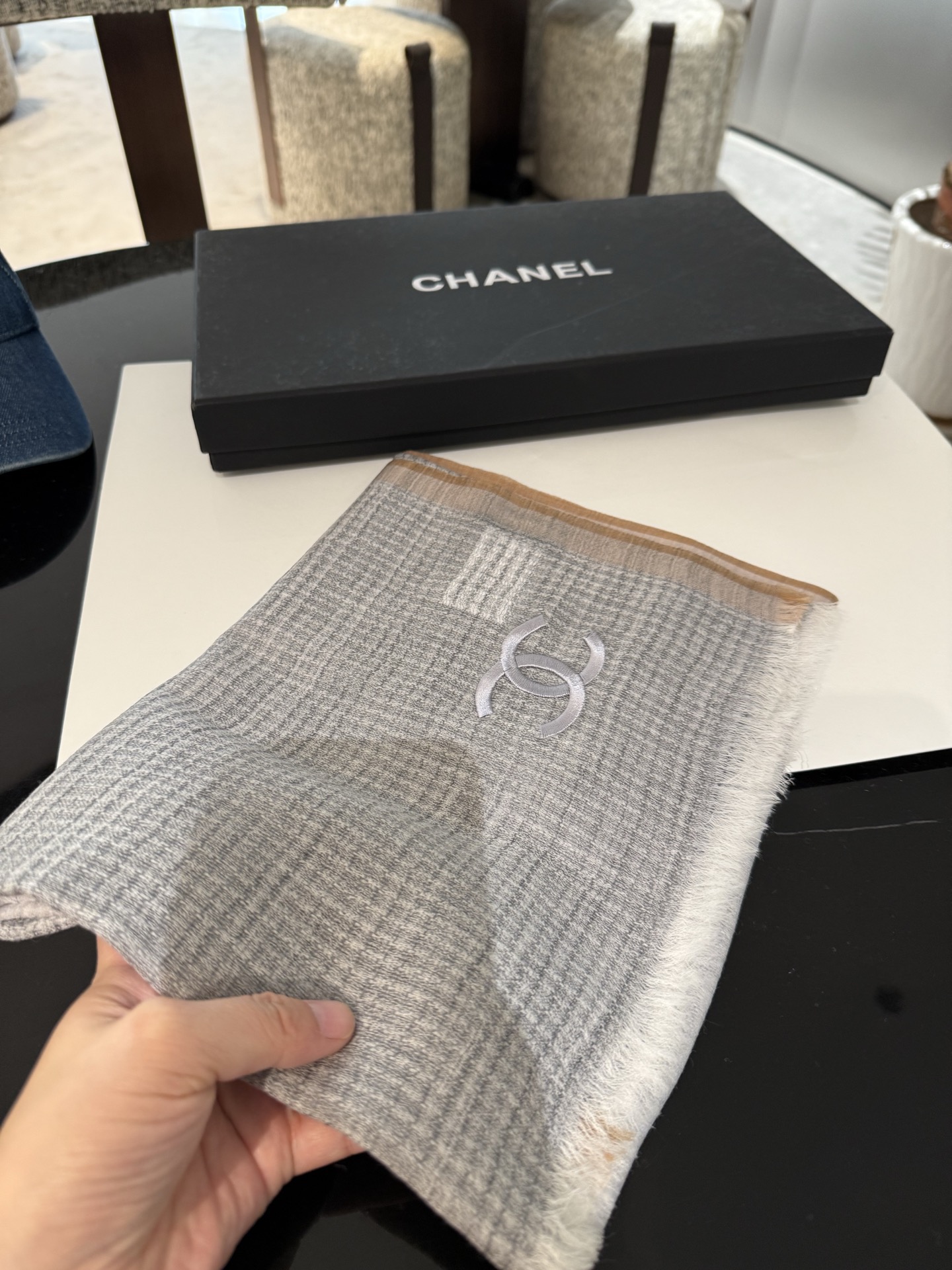 P这款当之无愧的新款爆款，香奈儿额配色打造极致奢华的大牌风，纯色配以两大创造师的经典logo，低调中彰显