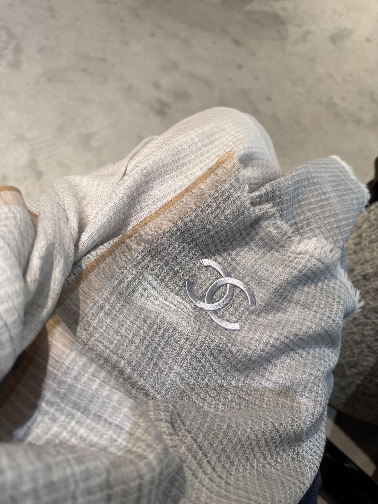 P这款当之无愧的新款爆款，香奈儿额配色打造极致奢华的大牌风，纯色配以两大创造师的经典logo，低调中彰显