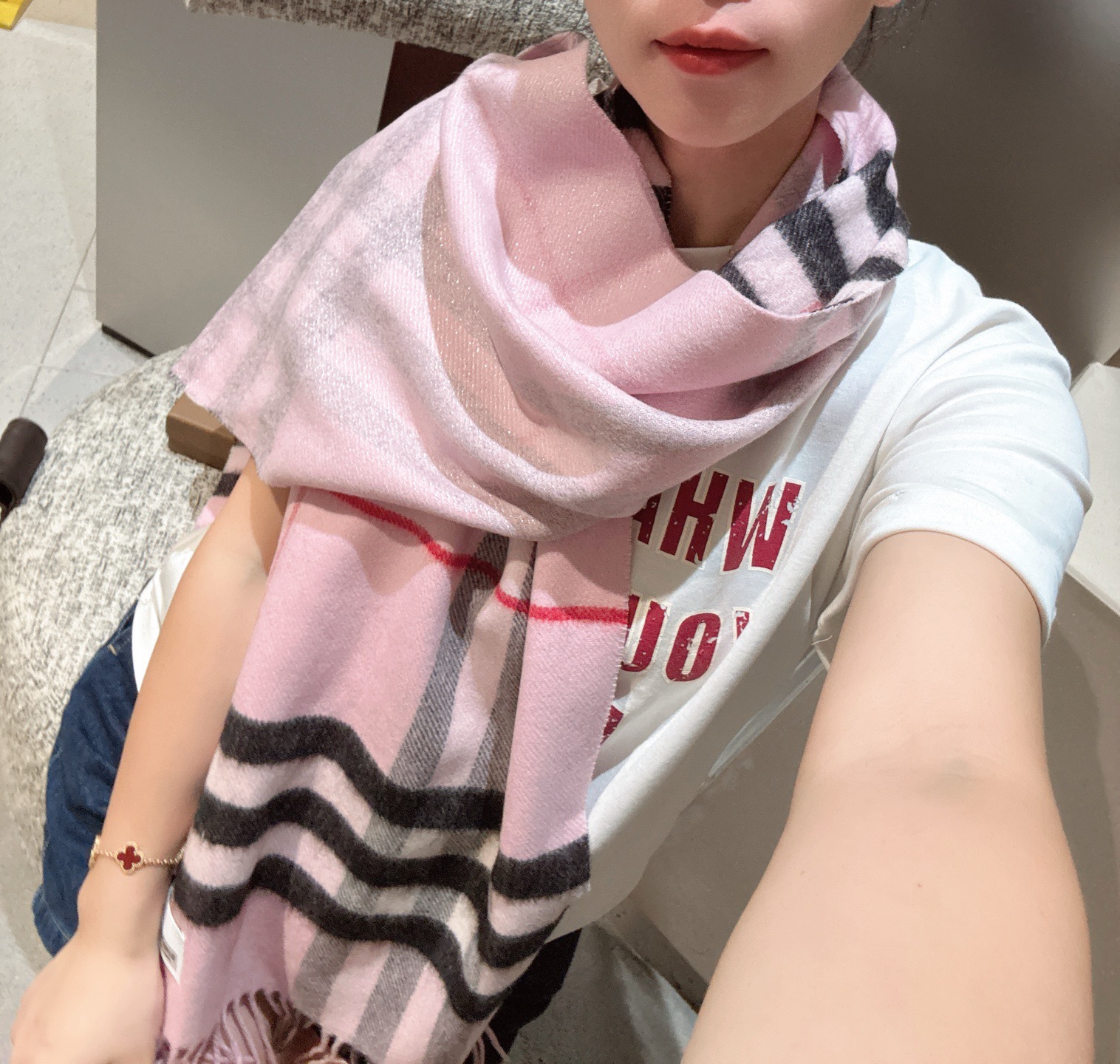 P重磅推荐⚠️【顶级外单】🎀✨火爆N年的经典格，时潮人都有好几条巴宝莉围巾放在衣橱，一条小小的围巾其作用