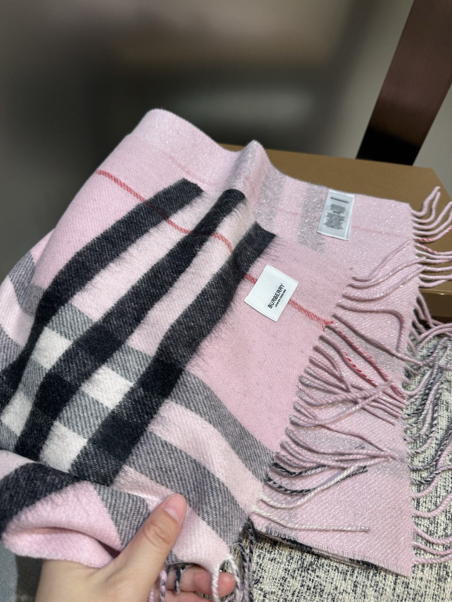 P重磅推荐⚠️【顶级外单】🎀✨火爆N年的经典格，时潮人都有好几条巴宝莉围巾放在衣橱，一条小小的围巾其作用