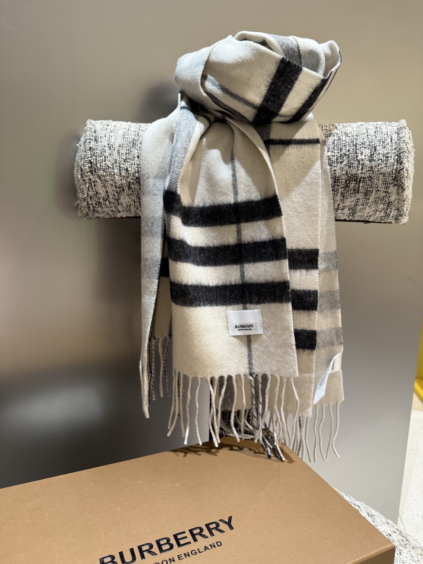 P重磅推荐⚠️【顶级外单】🎀✨火爆N年的经典格，时潮人都有好几条巴宝莉围巾放在衣橱，一条小小的围巾其作用