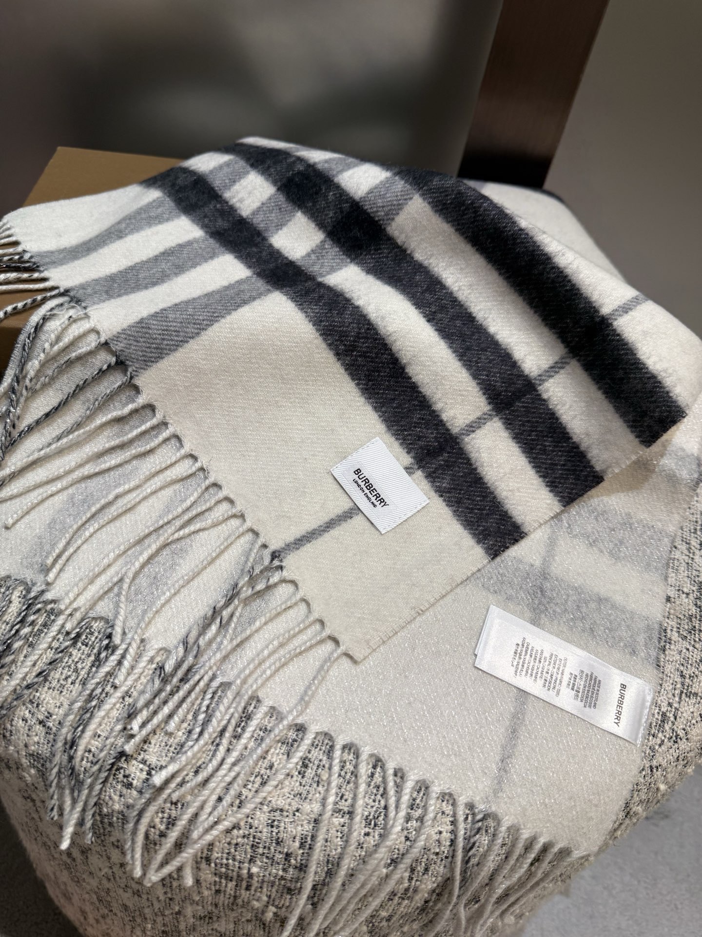 P重磅推荐⚠️【顶级外单】🎀✨火爆N年的经典格，时潮人都有好几条巴宝莉围巾放在衣橱，一条小小的围巾其作用