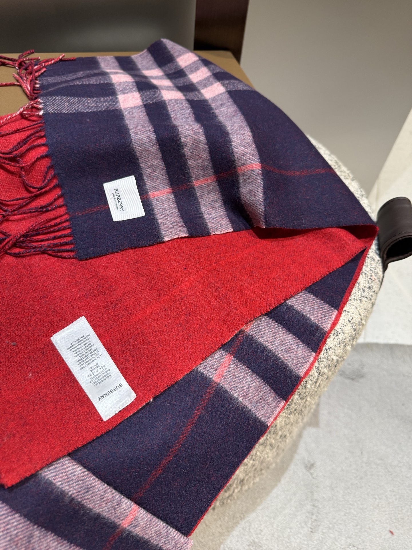 P重磅推荐⚠️【顶级外单】🎀✨火爆N年的经典格，时潮人都有好几条巴宝莉围巾放在衣橱，一条小小的围巾其作用