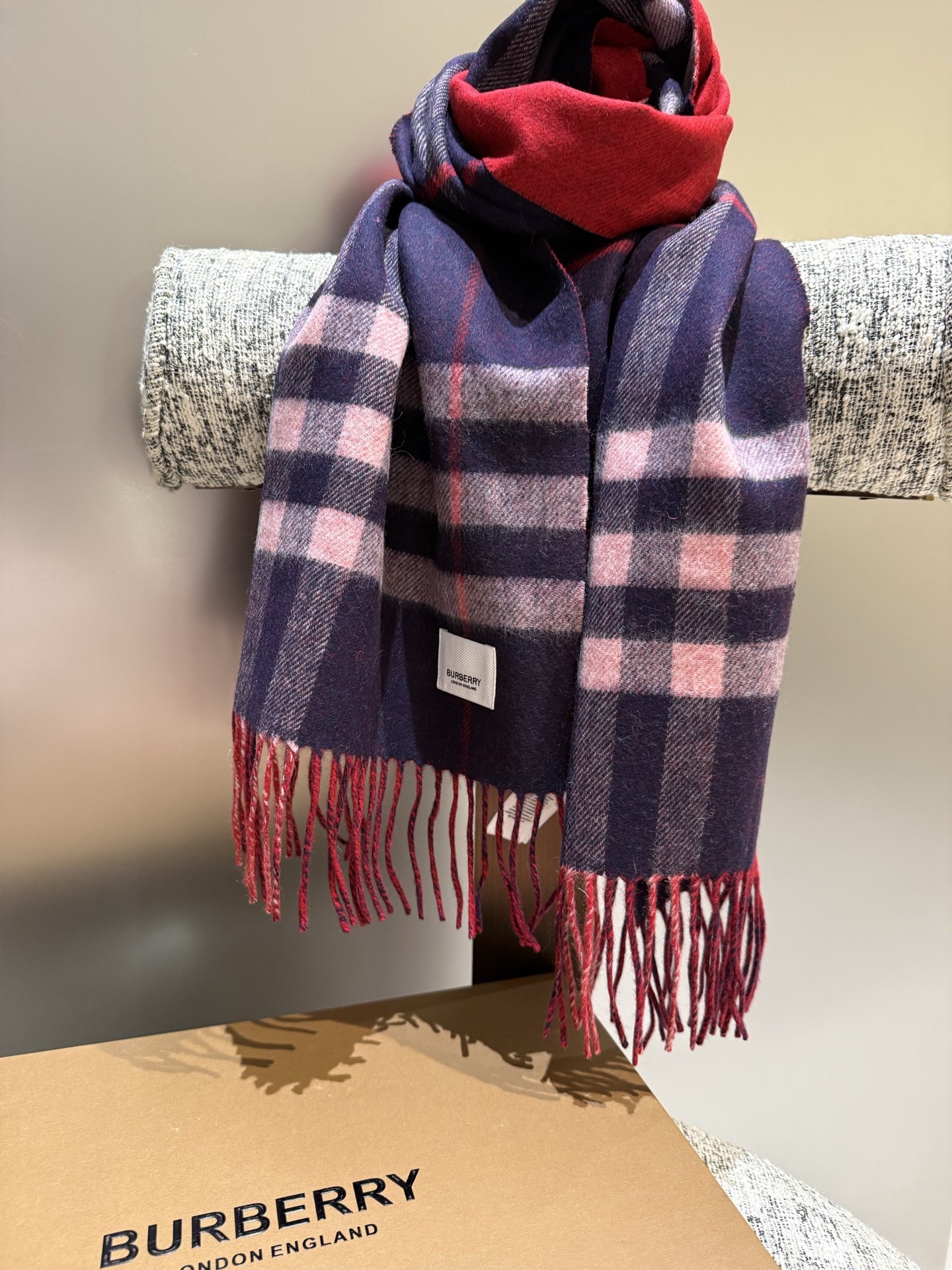 P重磅推荐⚠️【顶级外单】🎀✨火爆N年的经典格，时潮人都有好几条巴宝莉围巾放在衣橱，一条小小的围巾其作用